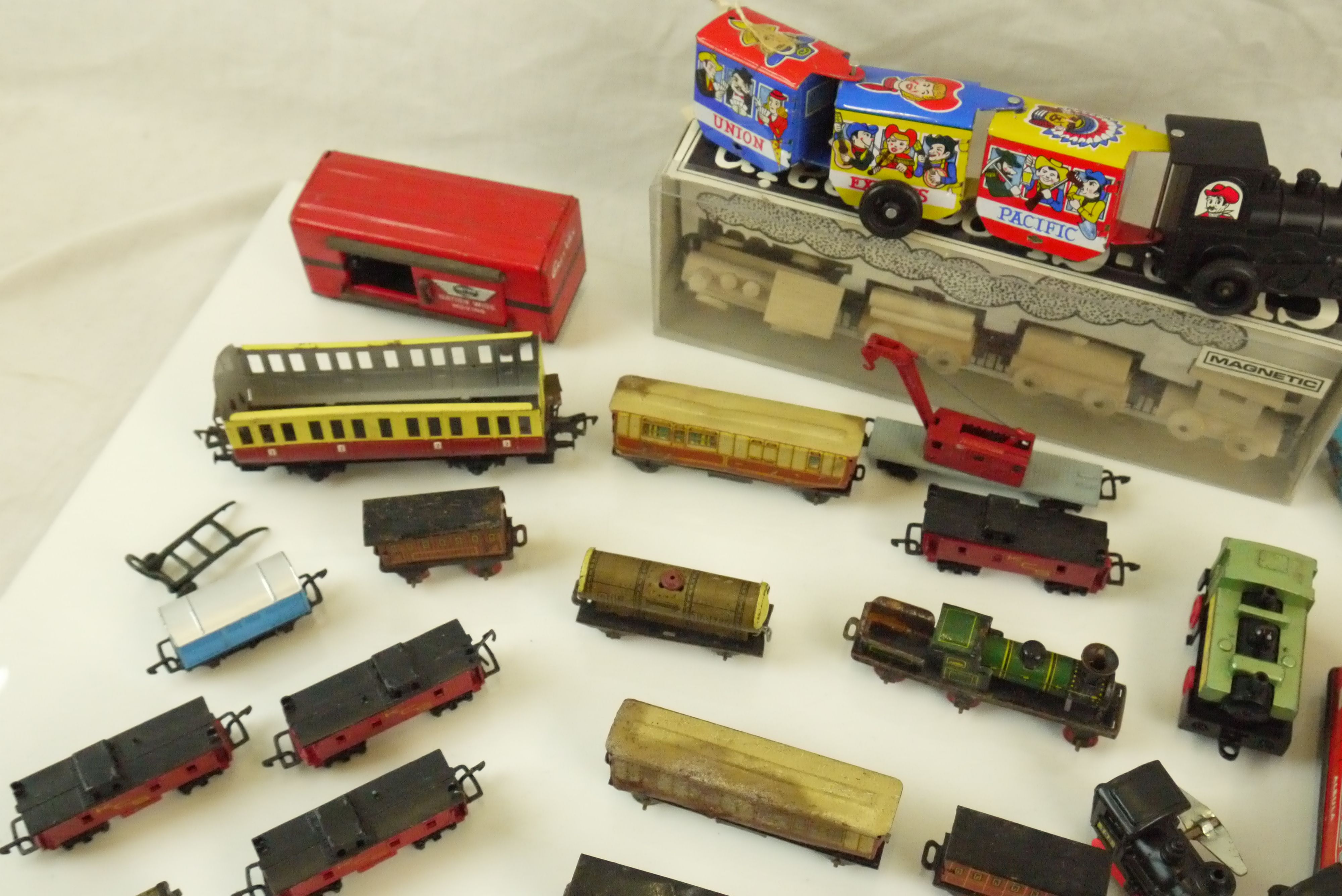 Collection of tin plate, diecast and plastic model railway items, mainly N gauge, featuring carded - Image 3 of 5