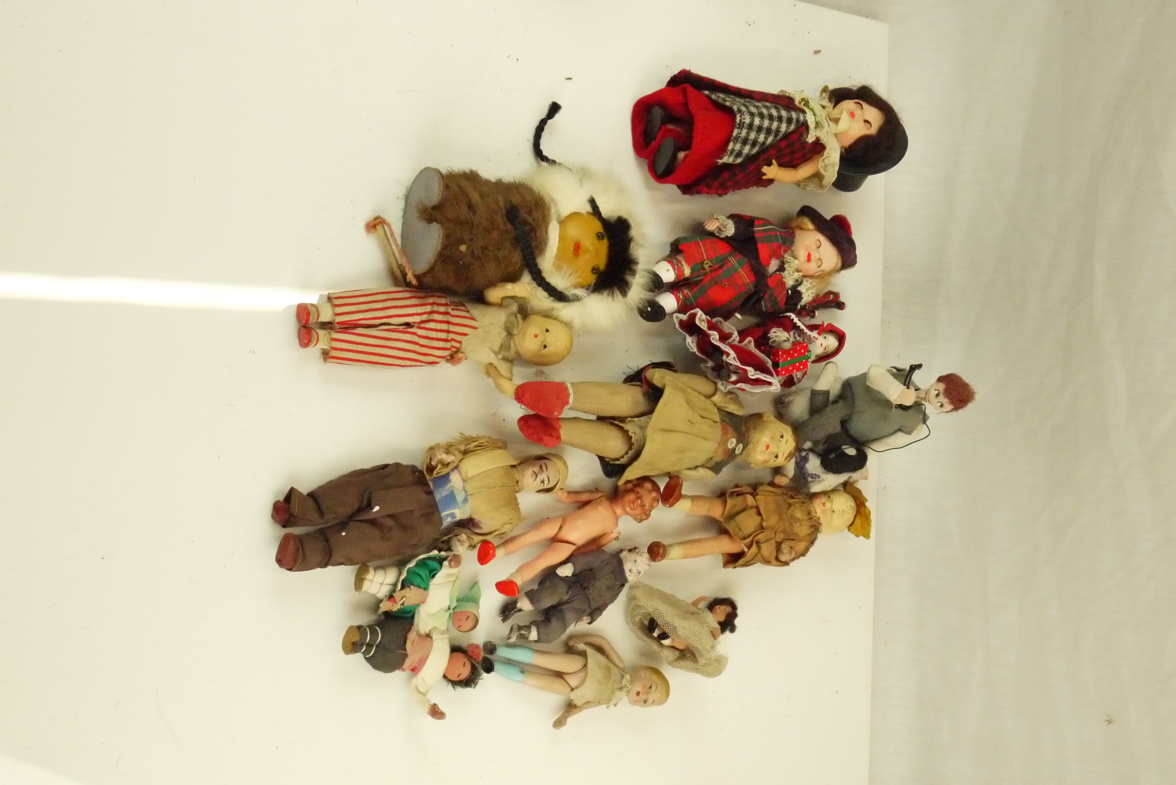 Quantity of small -mid sized vintage dolls featuring china, cloth, primitive, celluloid and - Image 5 of 7