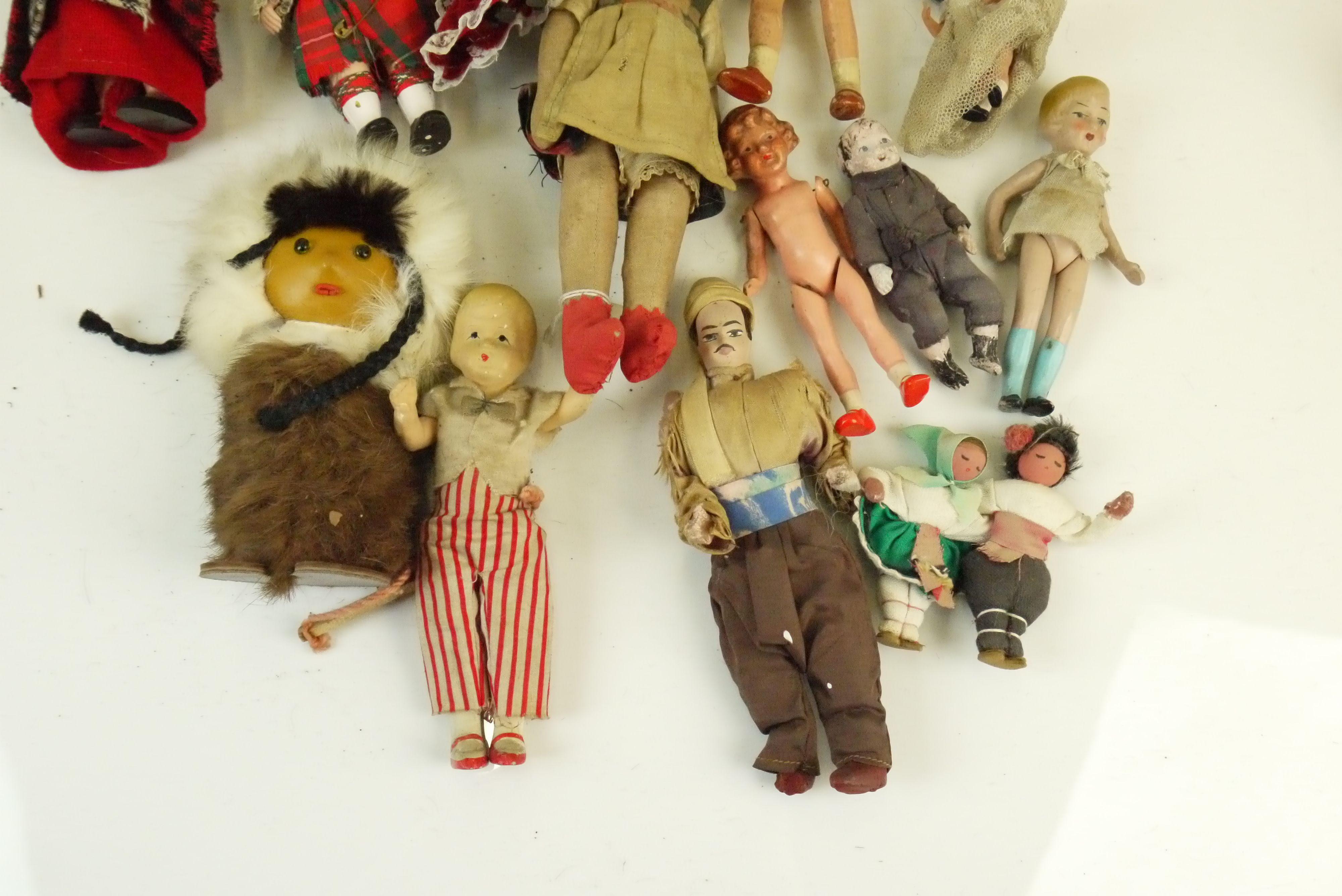 Quantity of small -mid sized vintage dolls featuring china, cloth, primitive, celluloid and - Image 6 of 7