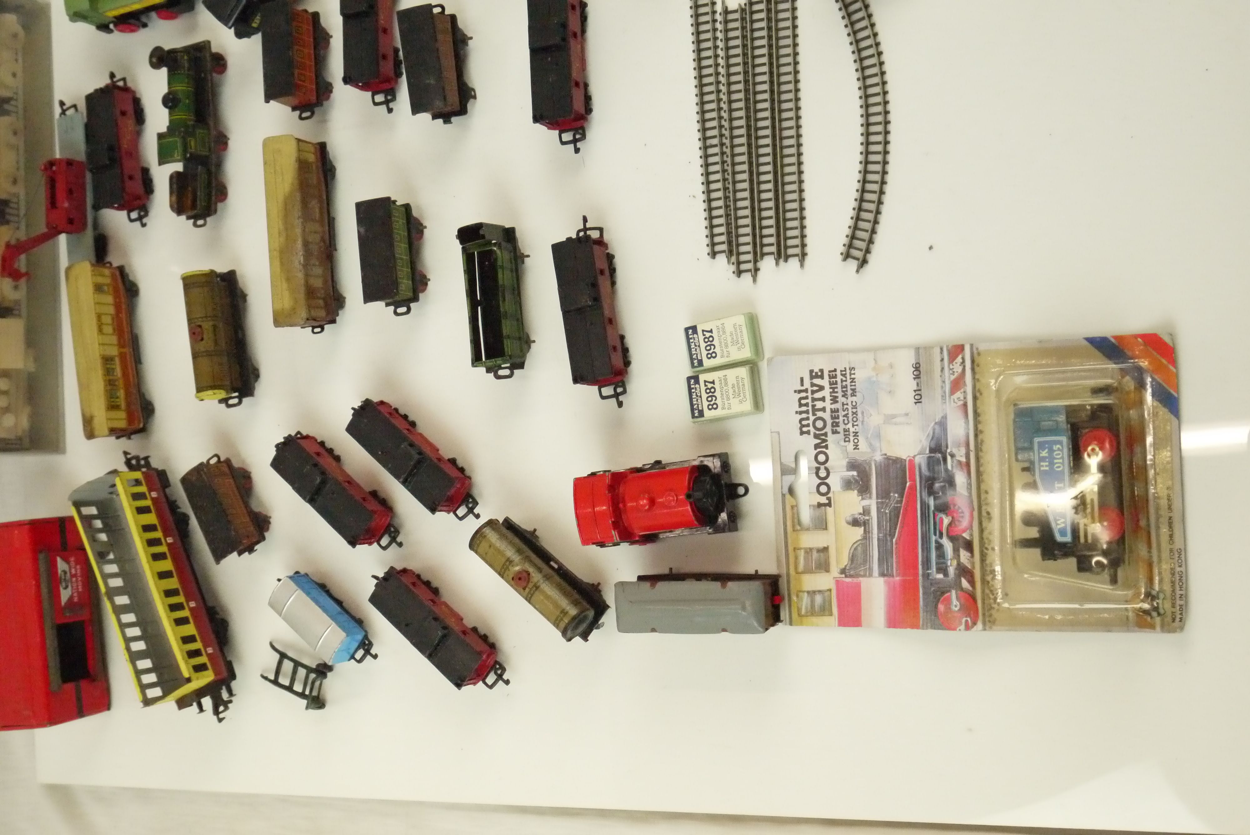 Collection of tin plate, diecast and plastic model railway items, mainly N gauge, featuring carded - Image 5 of 5