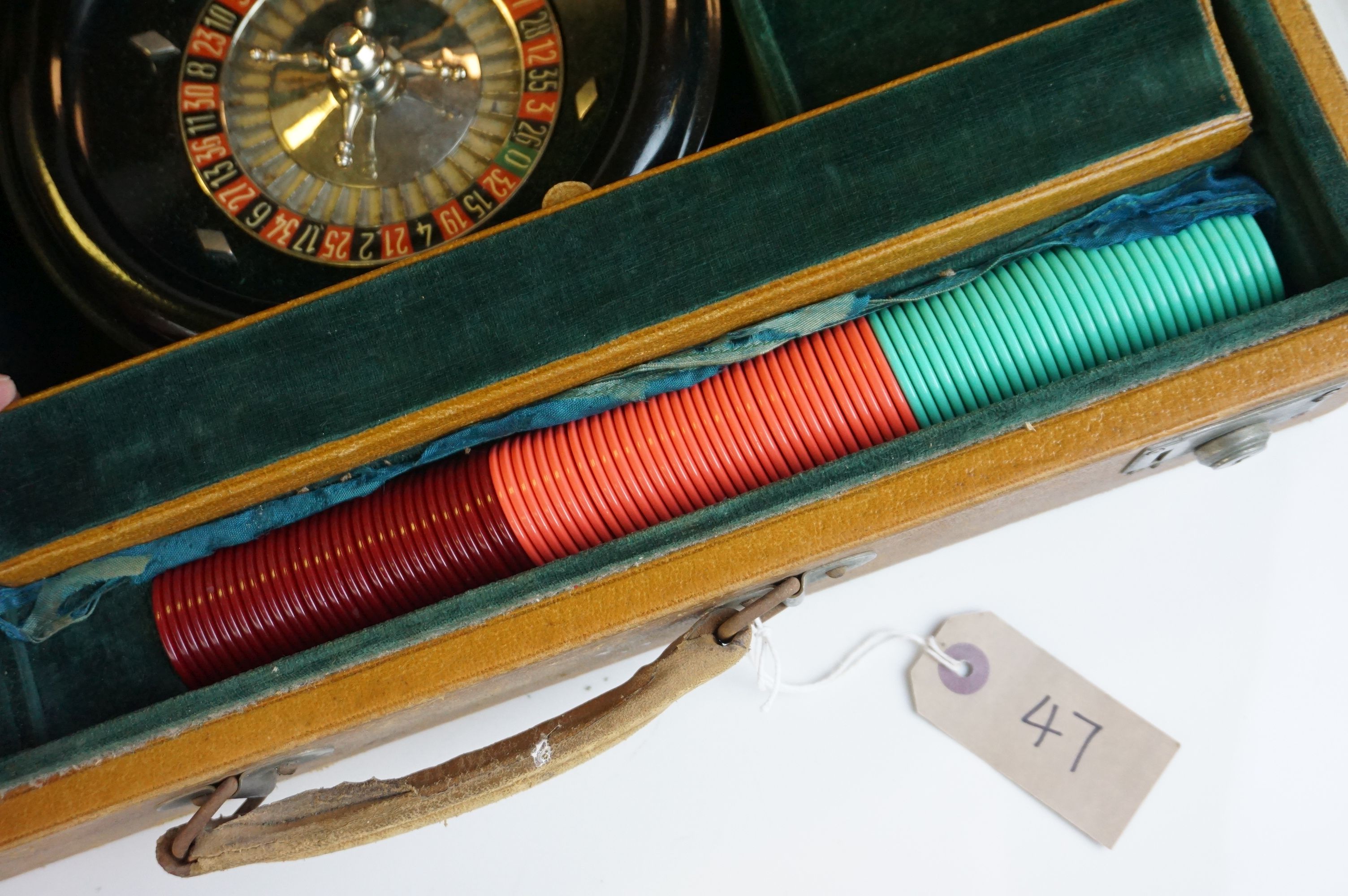 A vintage cased games compendium including back gammon and roulette wheel etc - Image 3 of 11