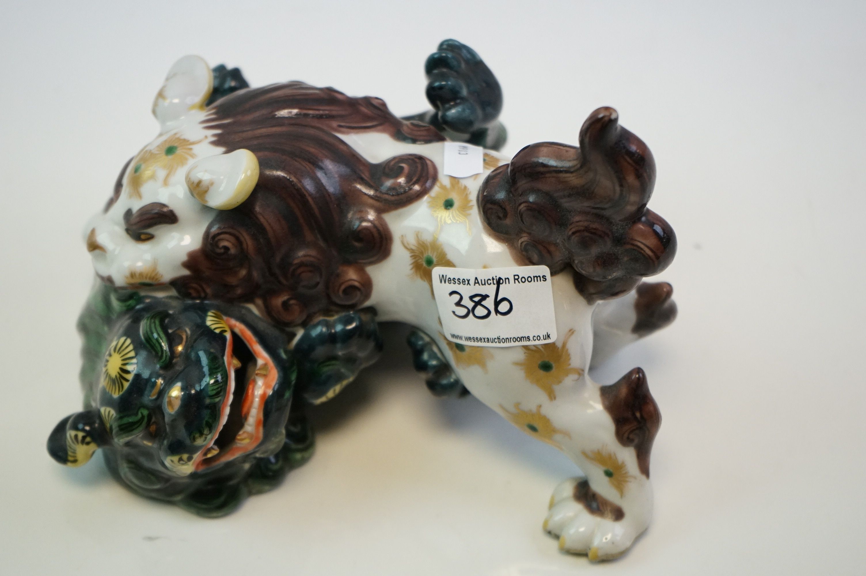 A ceramic Japanese figure of two lions fighting. - Image 5 of 6