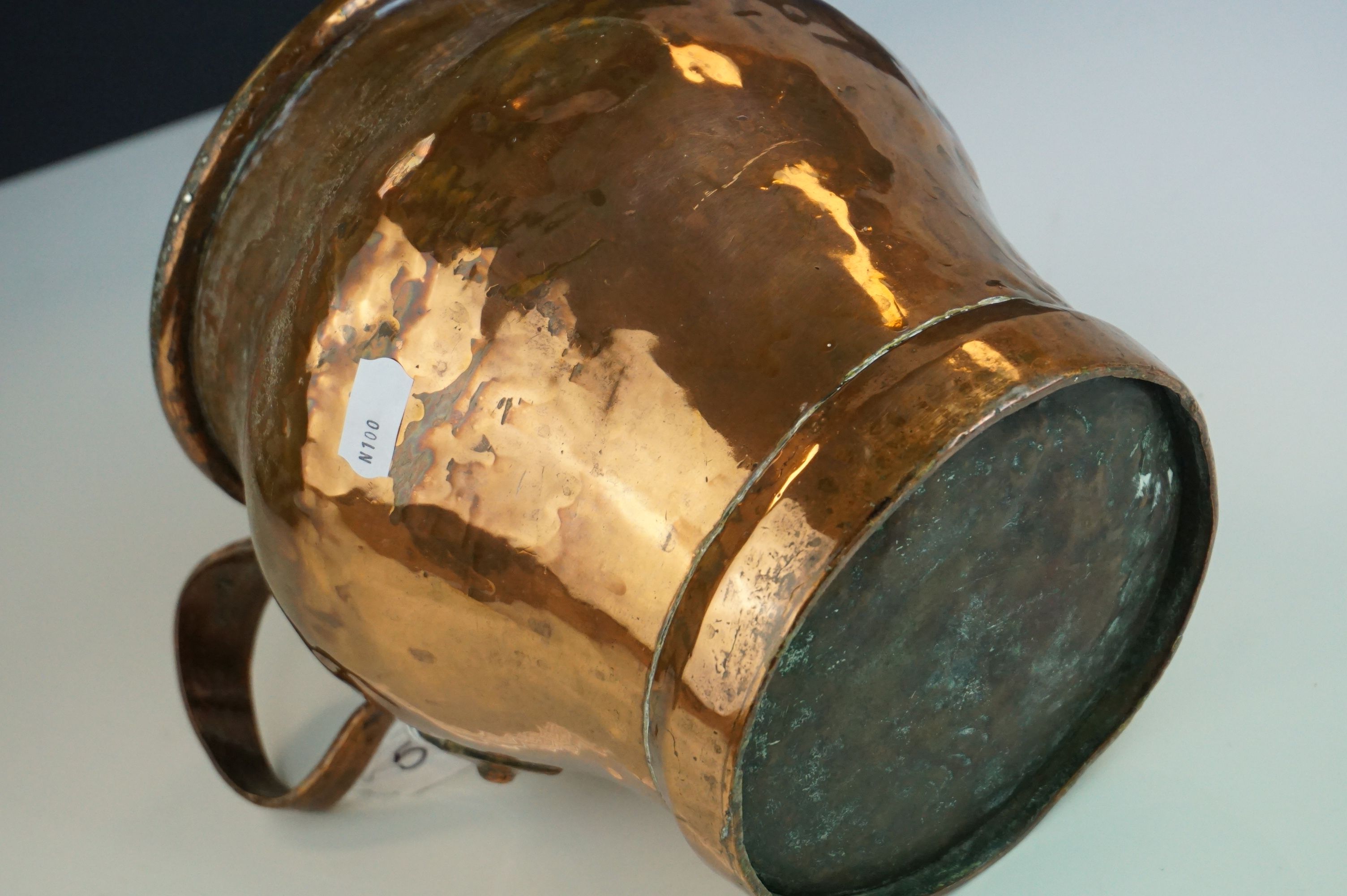 Antique Copper Measuring Pot with a riveted handle, 19cms high - Image 5 of 5