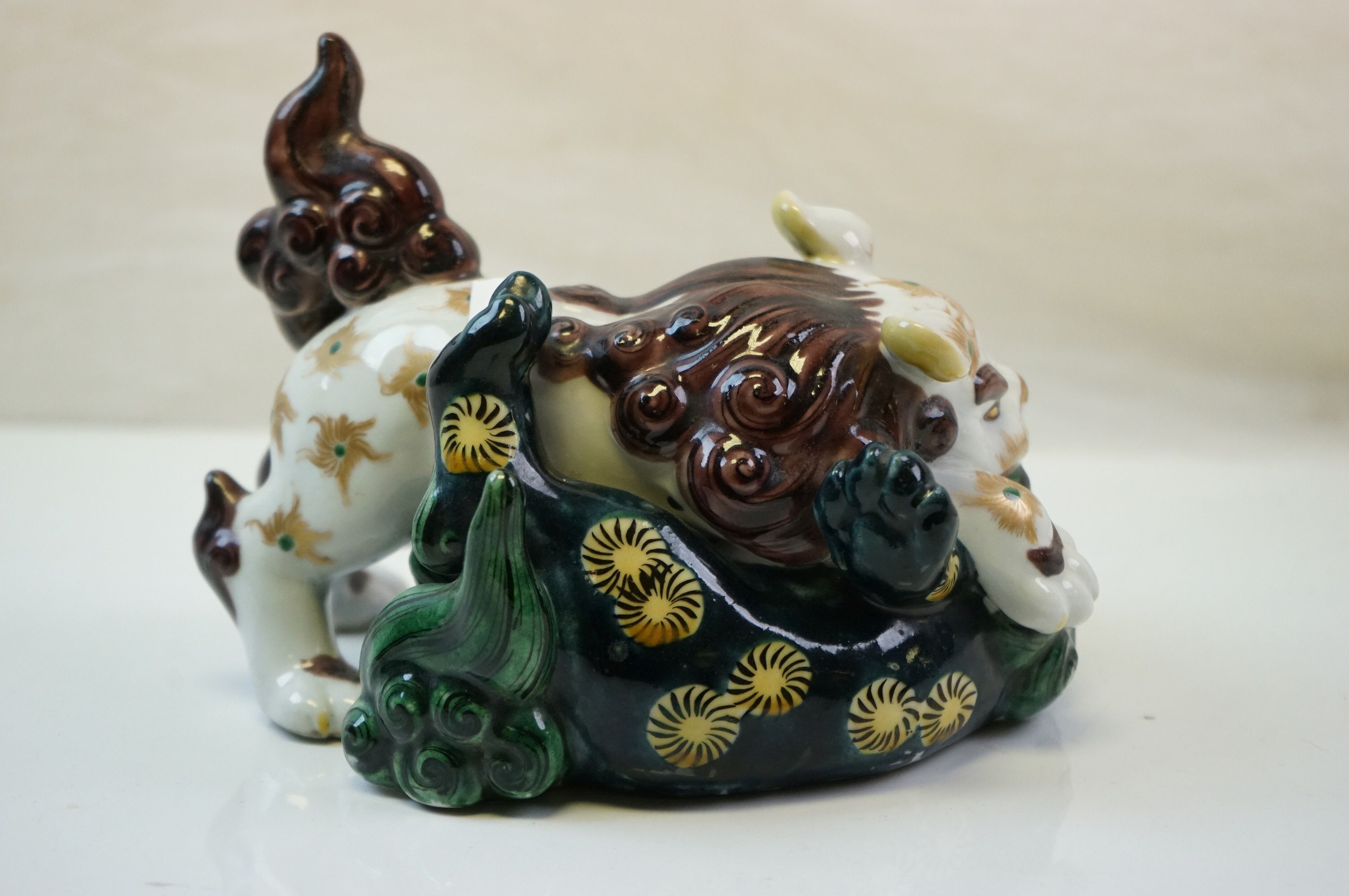 A ceramic Japanese figure of two lions fighting. - Image 3 of 6