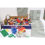 Lego - Collection of 1980s Lego System including bricks, minifigures and road lay outs