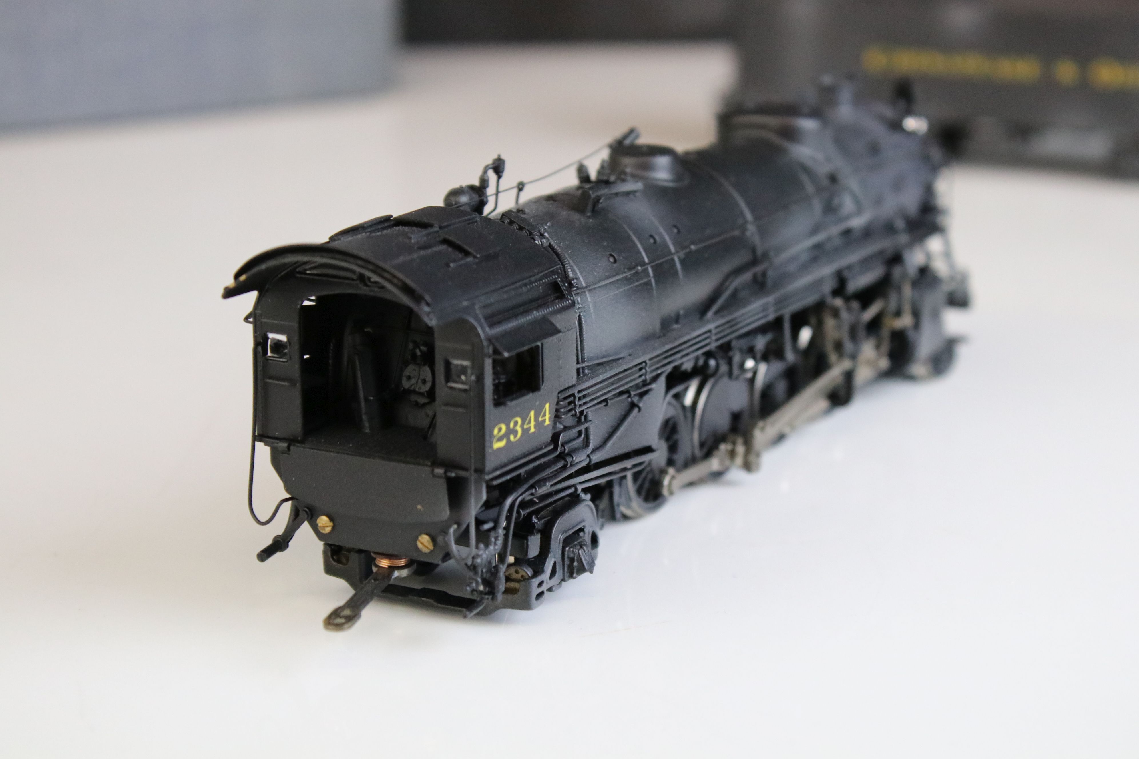 Boxed United Scale Models HO gauge Chesapeake & Ohio 2-8-2 K3a locomotive with tender exclusive - Image 4 of 13