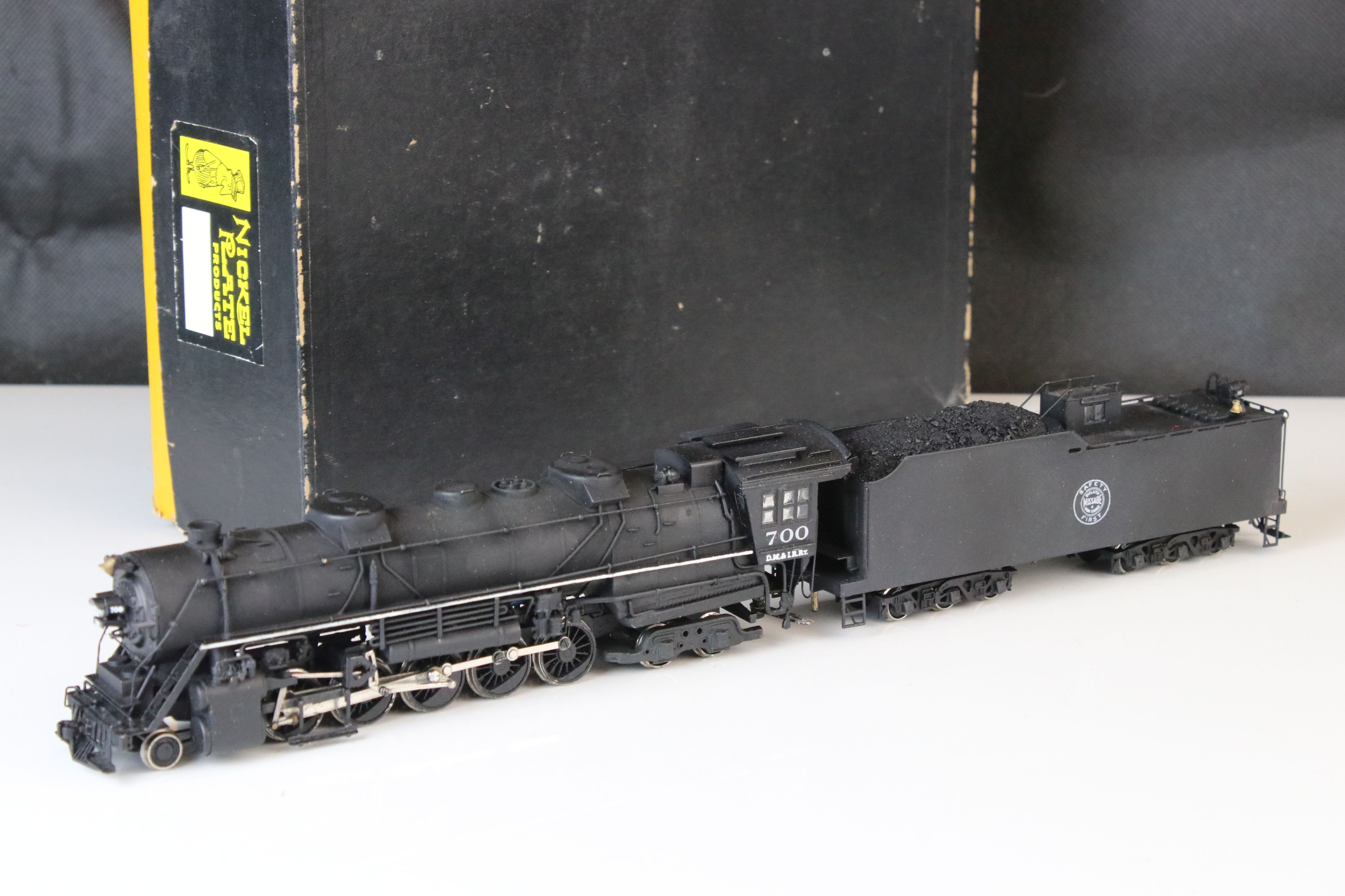 Boxed Nickel Plate Products HO gauge DM&IR 2-10-4 brass locomotive & tender (Japan), painted,