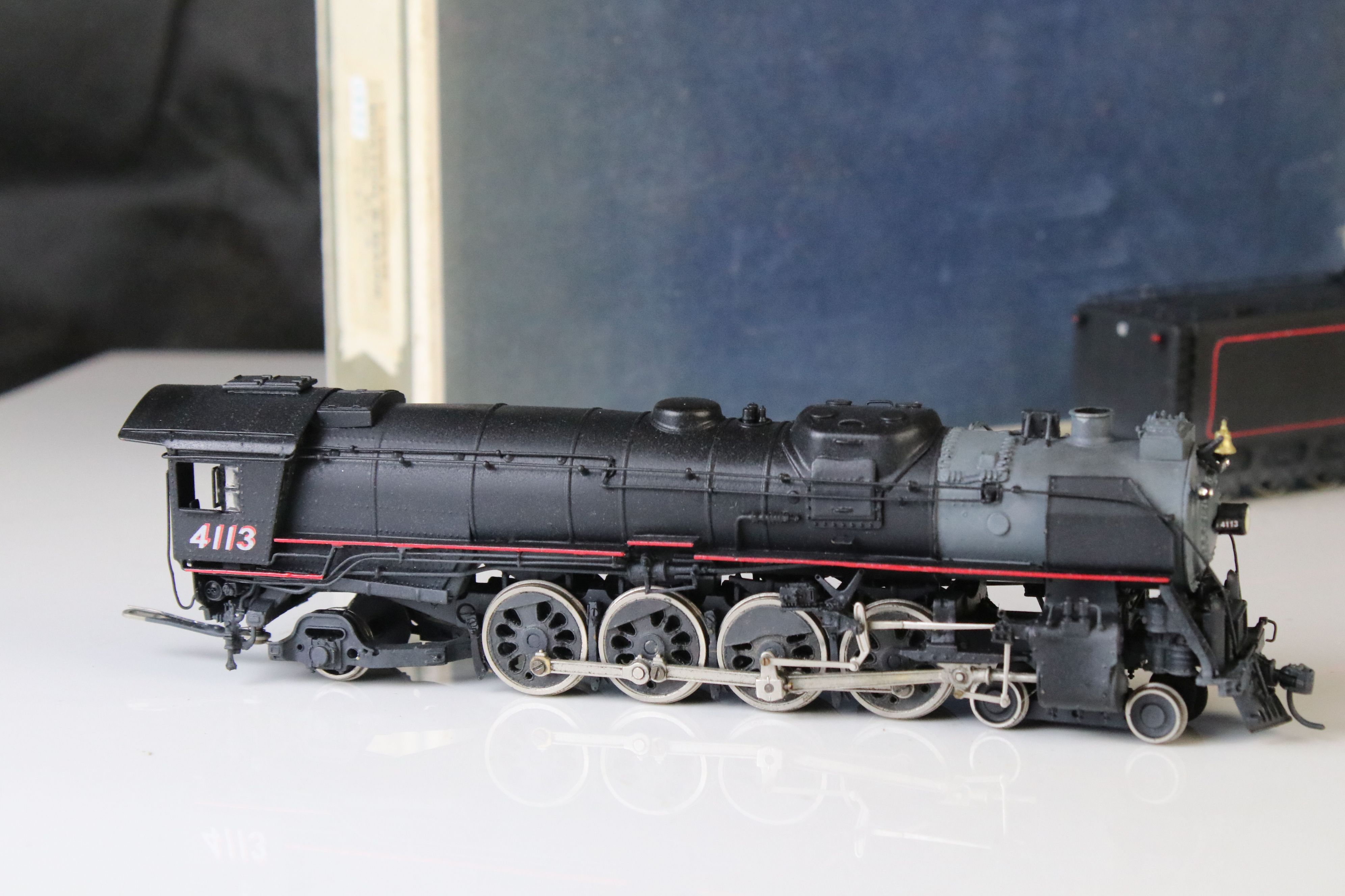 Boxed Olympia HO gauge Boston & Maine Class R1-d 4-8-2 4113 locomotive & tender, painted, - Image 3 of 14