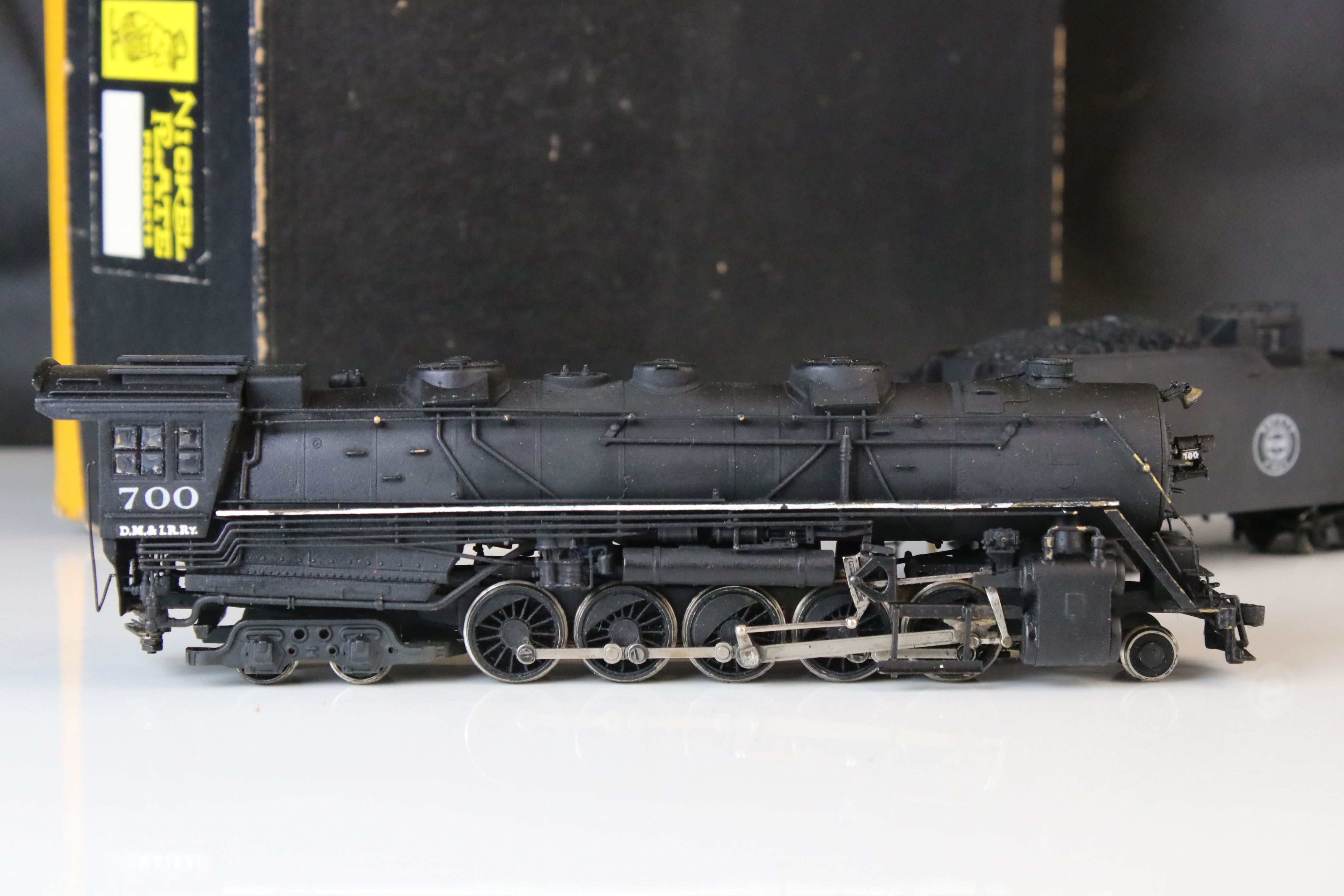 Boxed Nickel Plate Products HO gauge DM&IR 2-10-4 brass locomotive & tender (Japan), painted, - Image 2 of 12