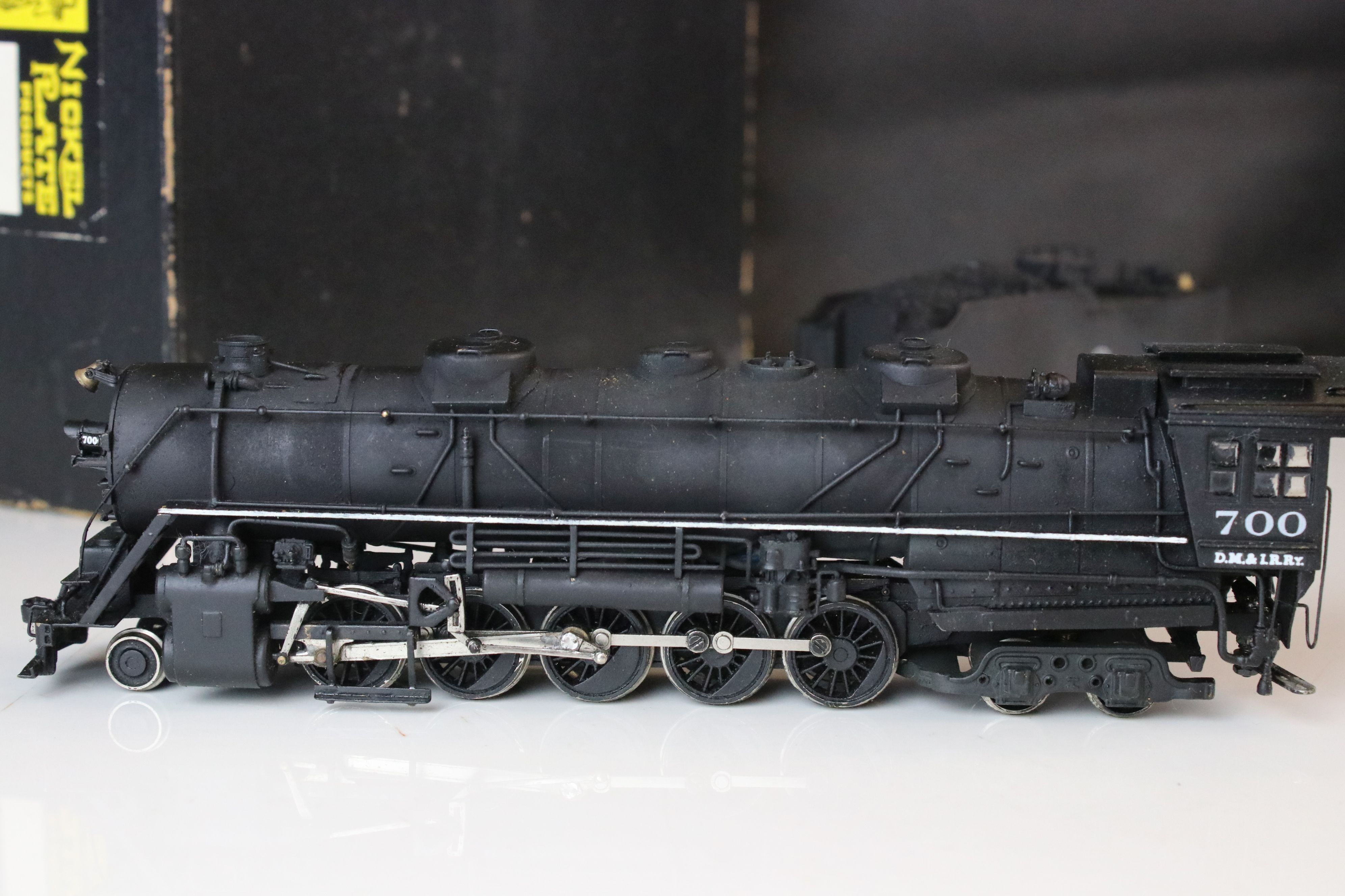 Boxed Nickel Plate Products HO gauge DM&IR 2-10-4 brass locomotive & tender (Japan), painted, - Image 4 of 12