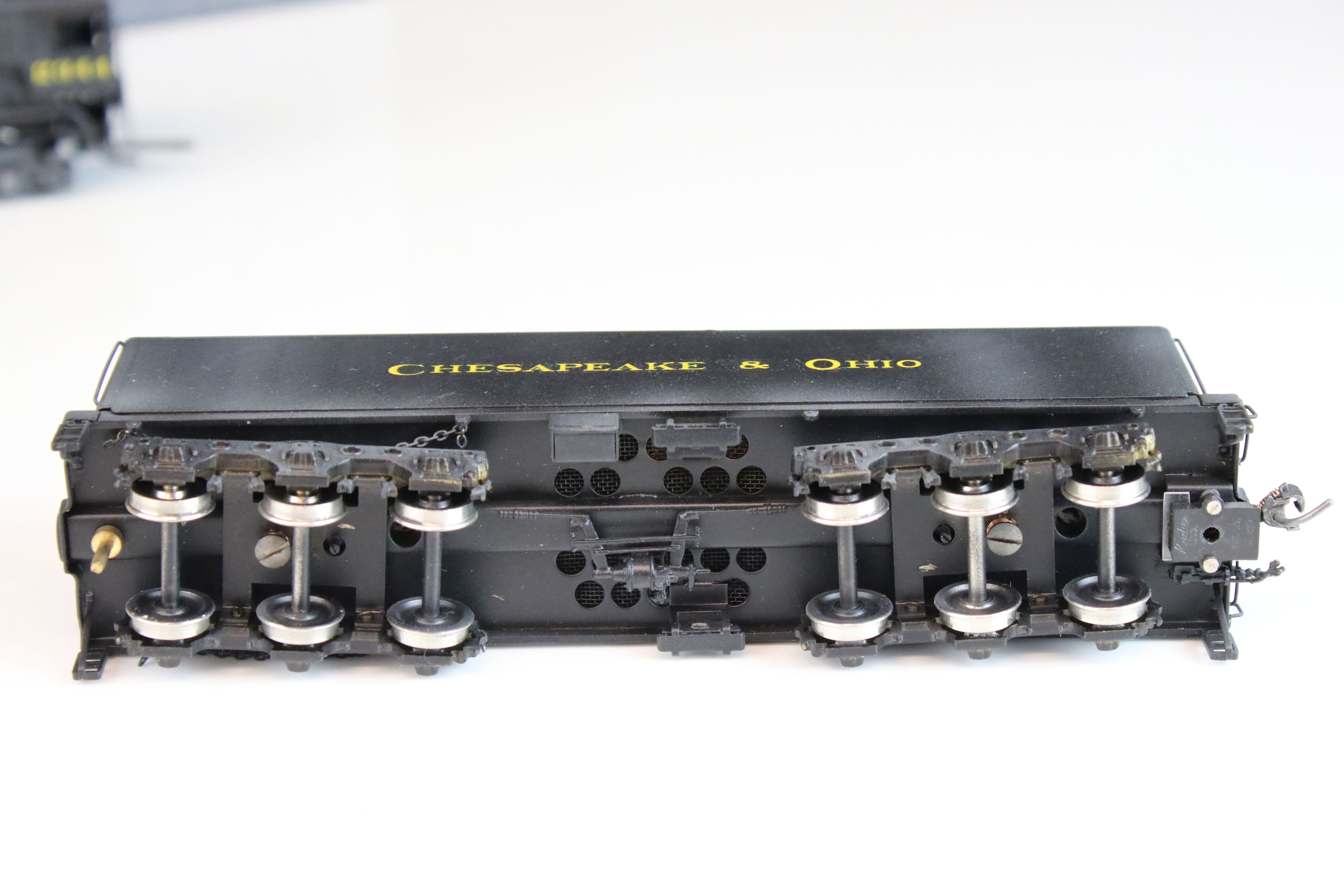 Boxed United Scale Models HO gauge Chesapeake & Ohio 2-8-2 K3a locomotive with tender exclusive - Image 10 of 13