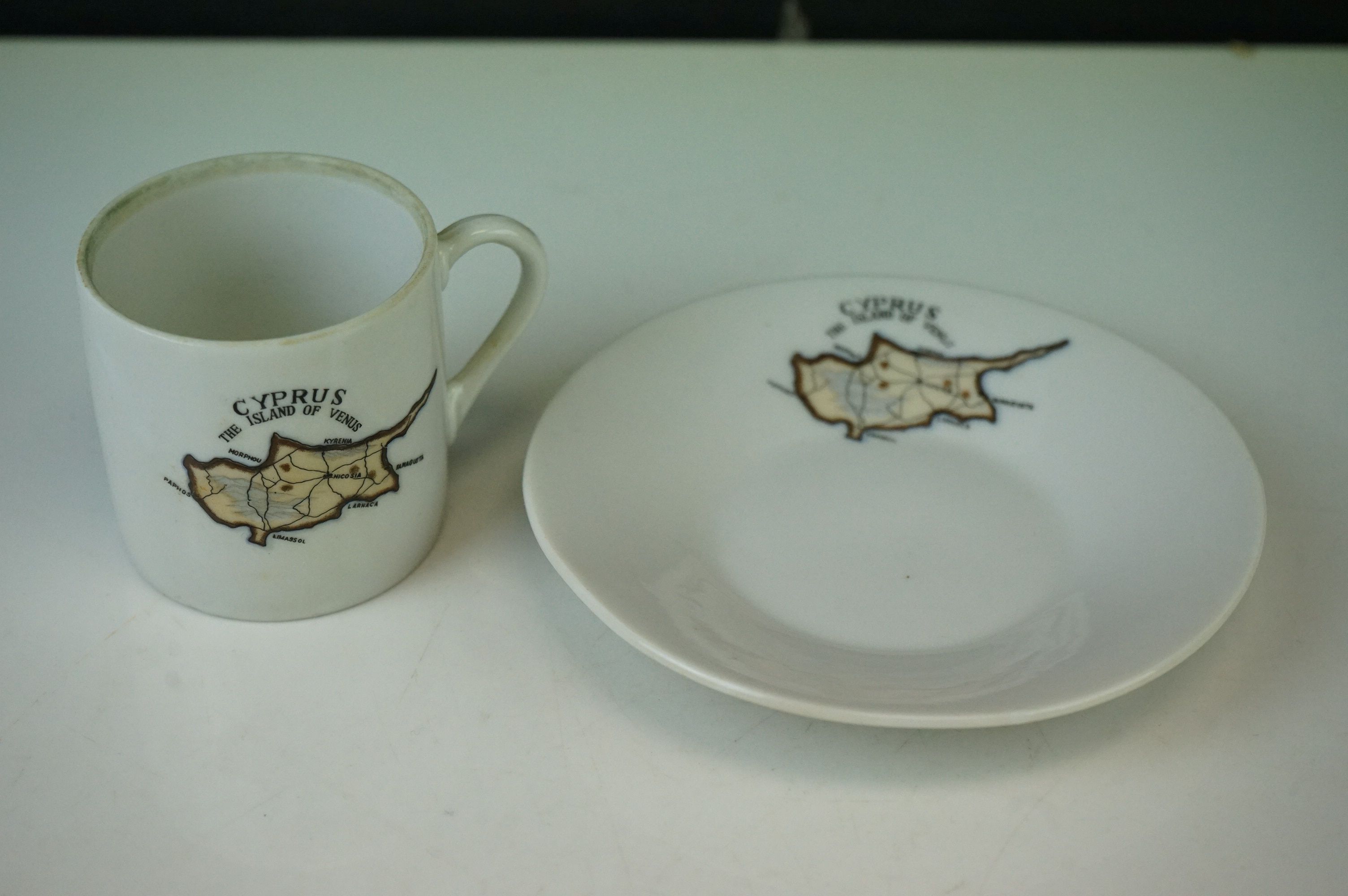 A vintage coffee set decorated with the image of the island of Cyprus. - Image 4 of 5