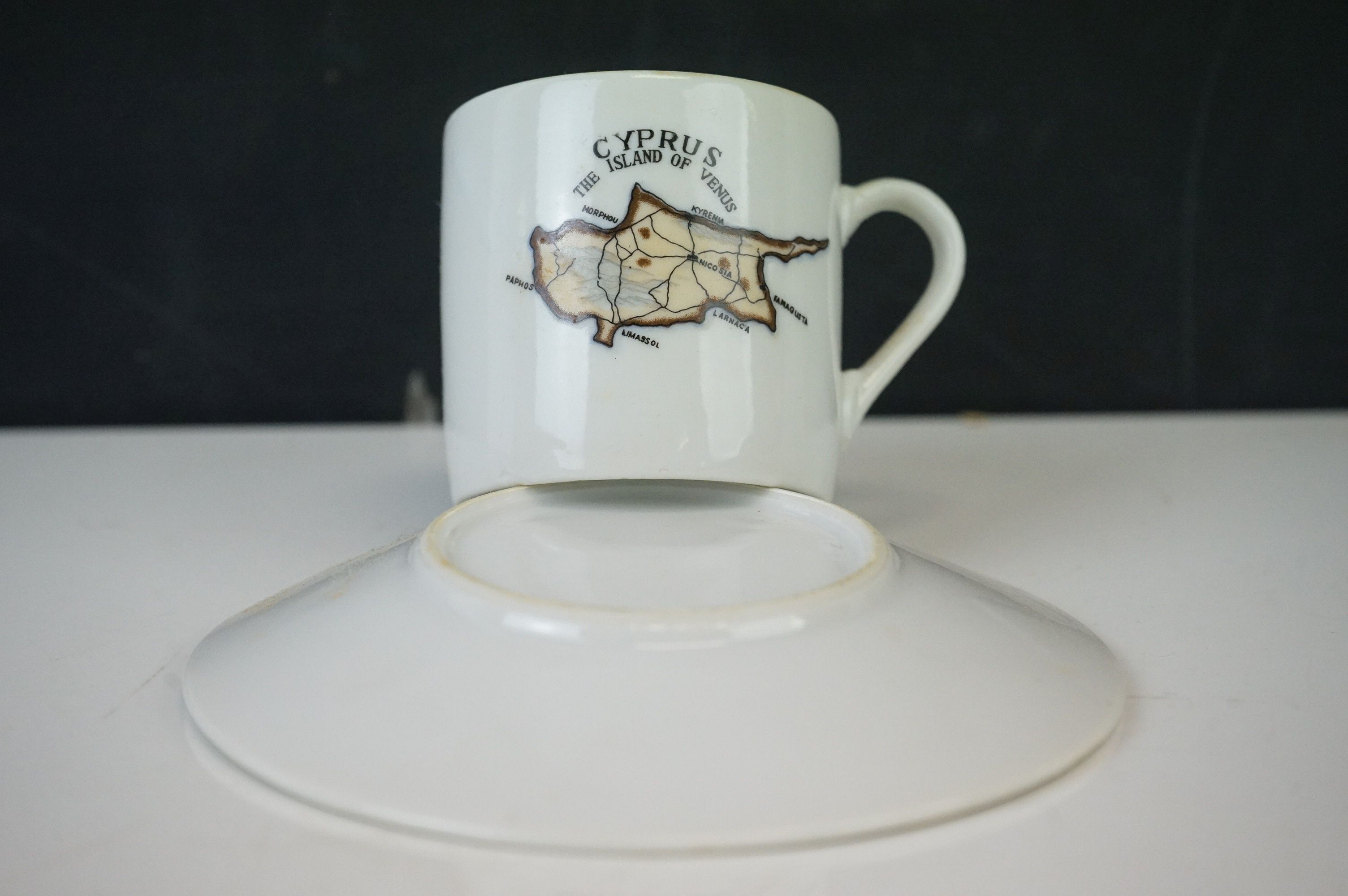 A vintage coffee set decorated with the image of the island of Cyprus. - Image 5 of 5