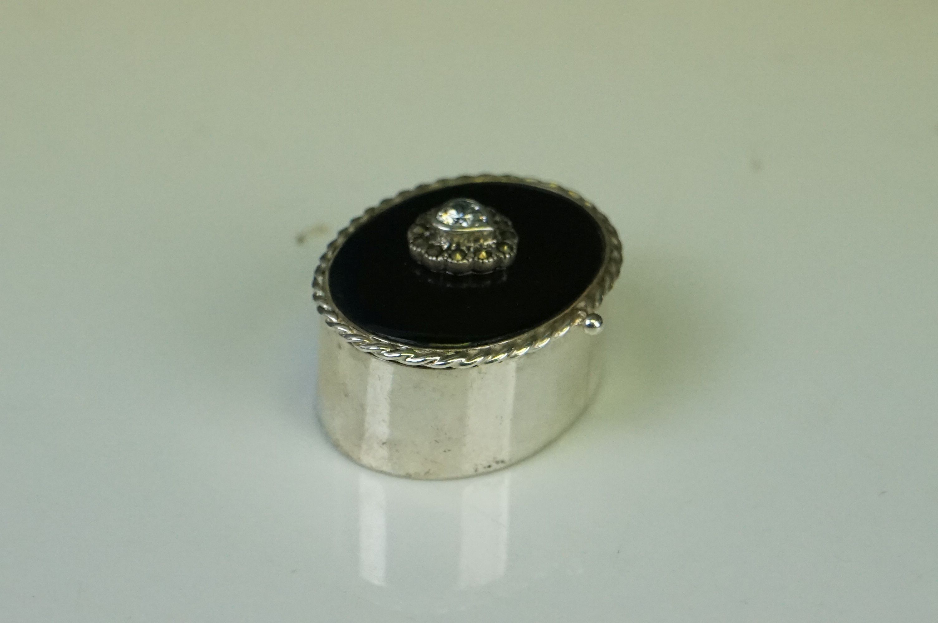 Silver pill box with enamel lid with heart shaped CZ - Image 6 of 7