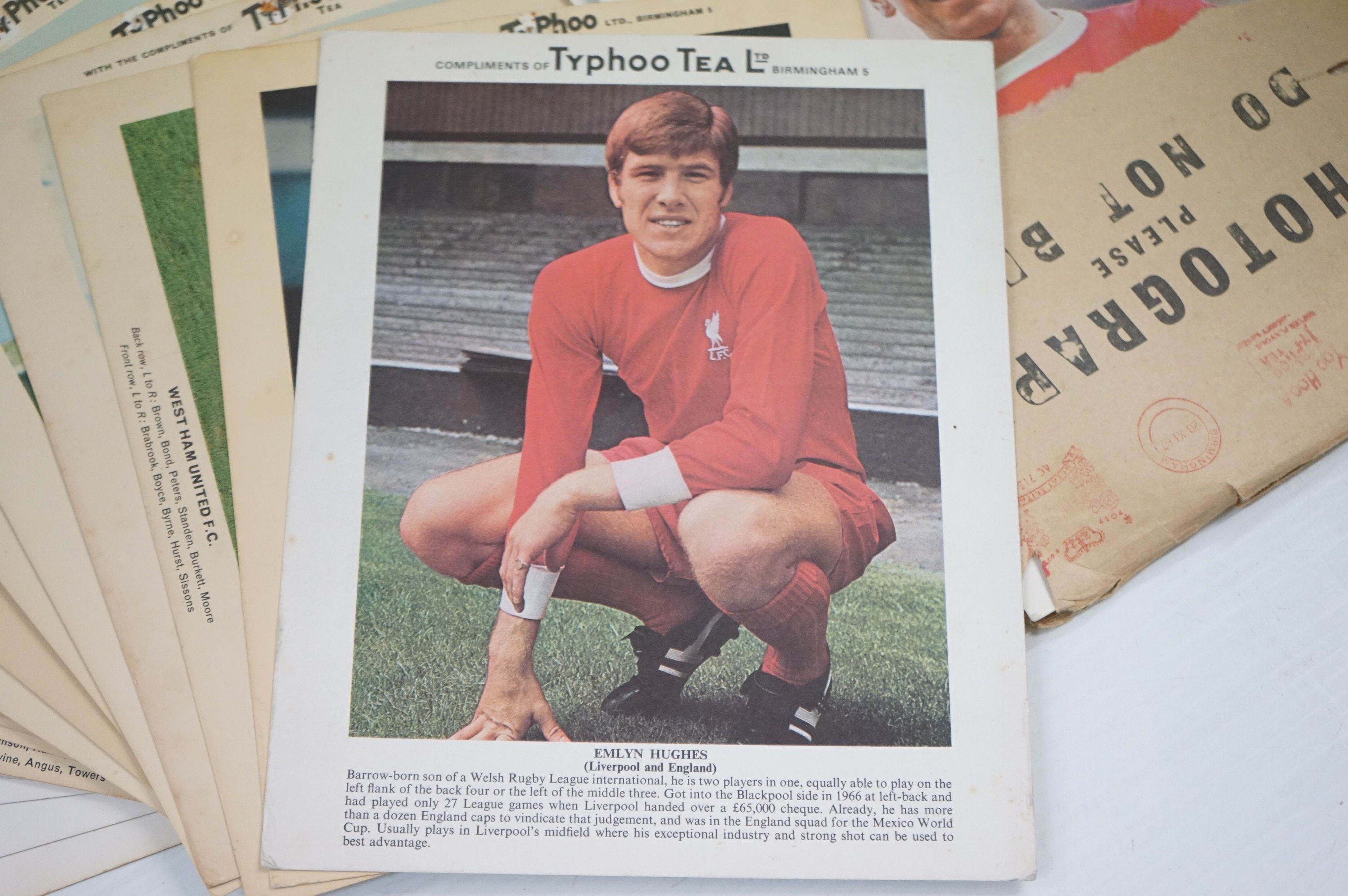 Football memorabilia - 26 Original Typhoo Tea player photo cars, large, to include Best, Bobby - Bild 2 aus 10