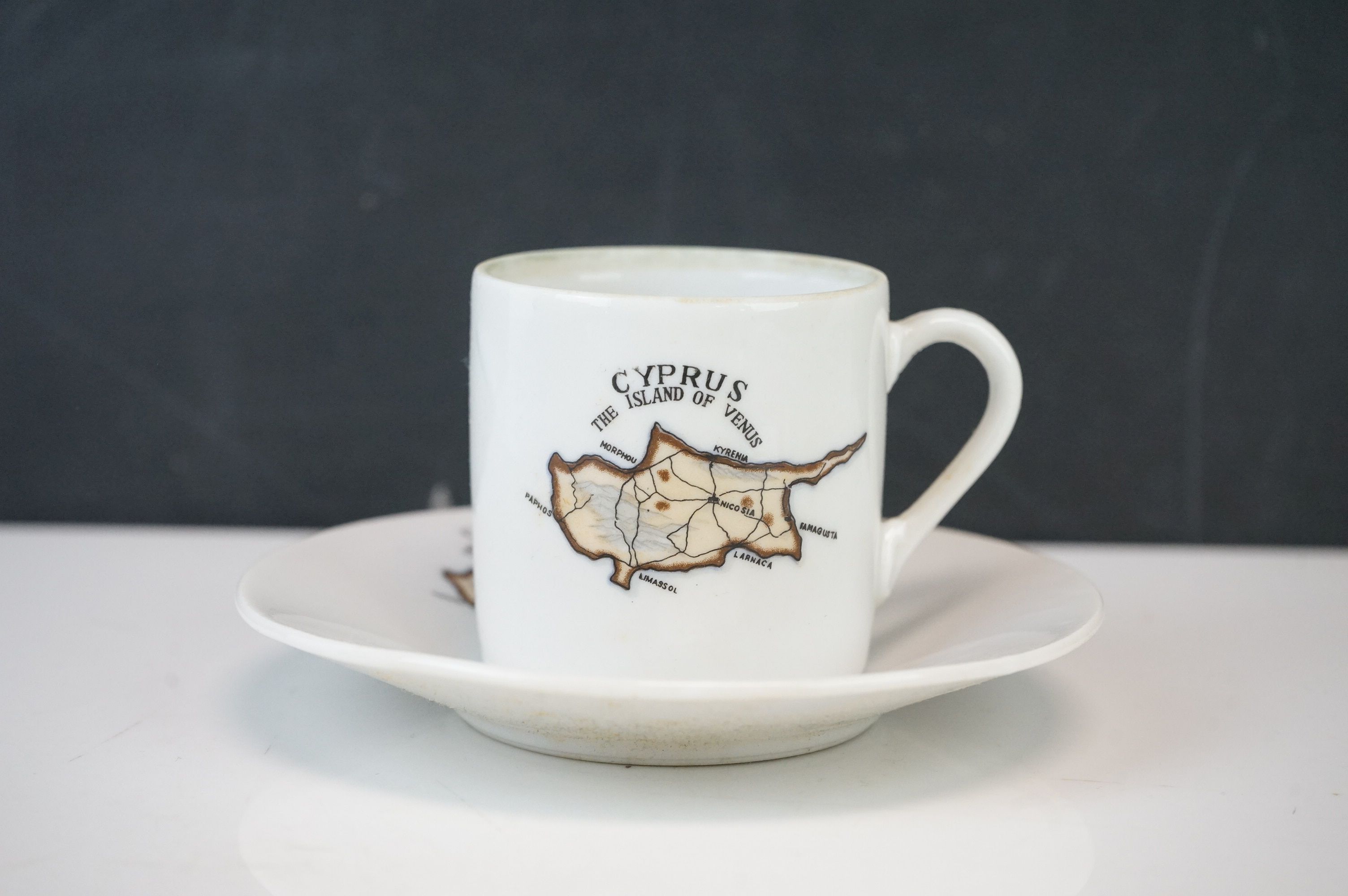 A vintage coffee set decorated with the image of the island of Cyprus. - Image 2 of 5