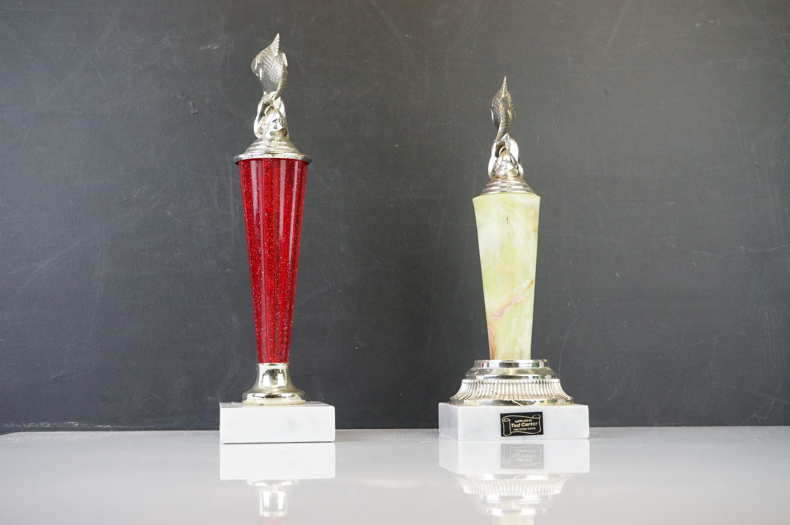 Two fishing trophies on marble bases - Bild 4 aus 7