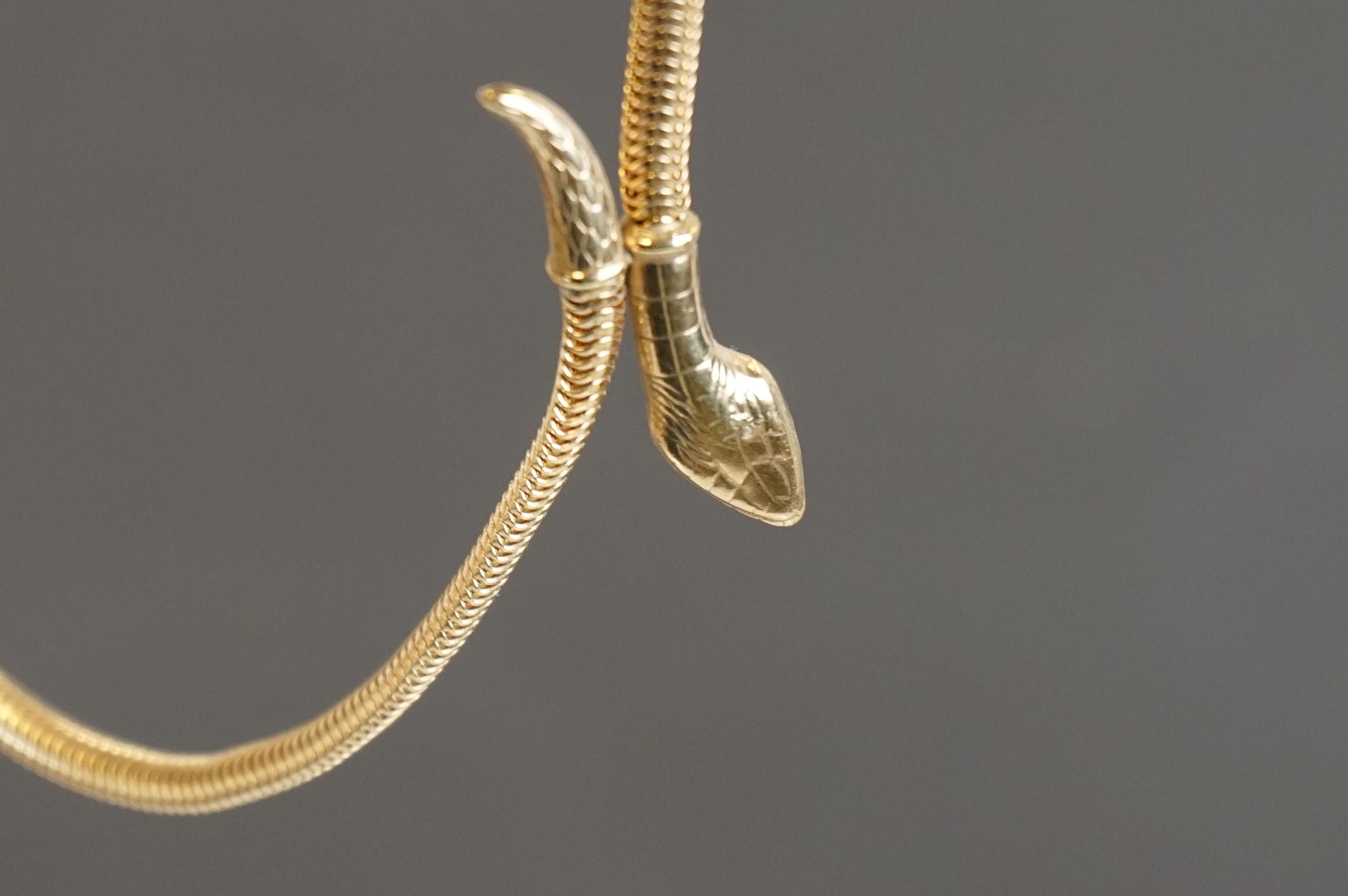 A yellow metal necklace in the form of a snake. - Image 3 of 6