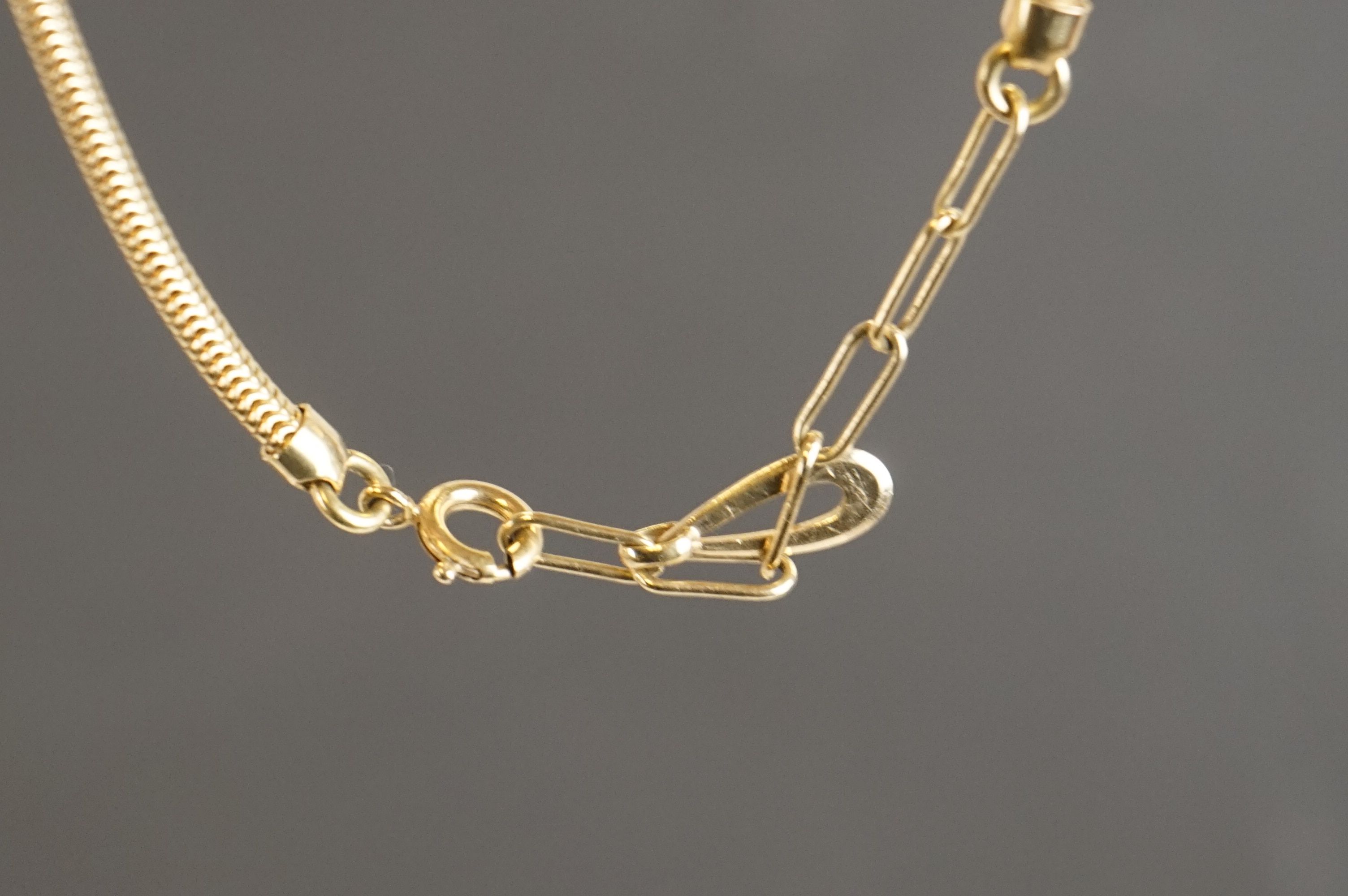 A yellow metal necklace in the form of a snake. - Image 5 of 6