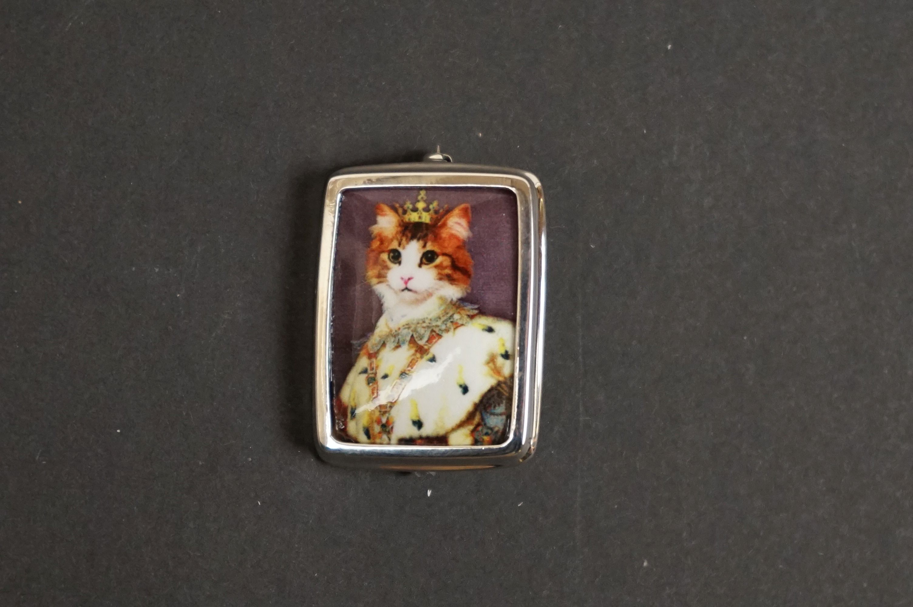 Silver and enamel brooch with pictorial image of a royal cat - Image 2 of 3