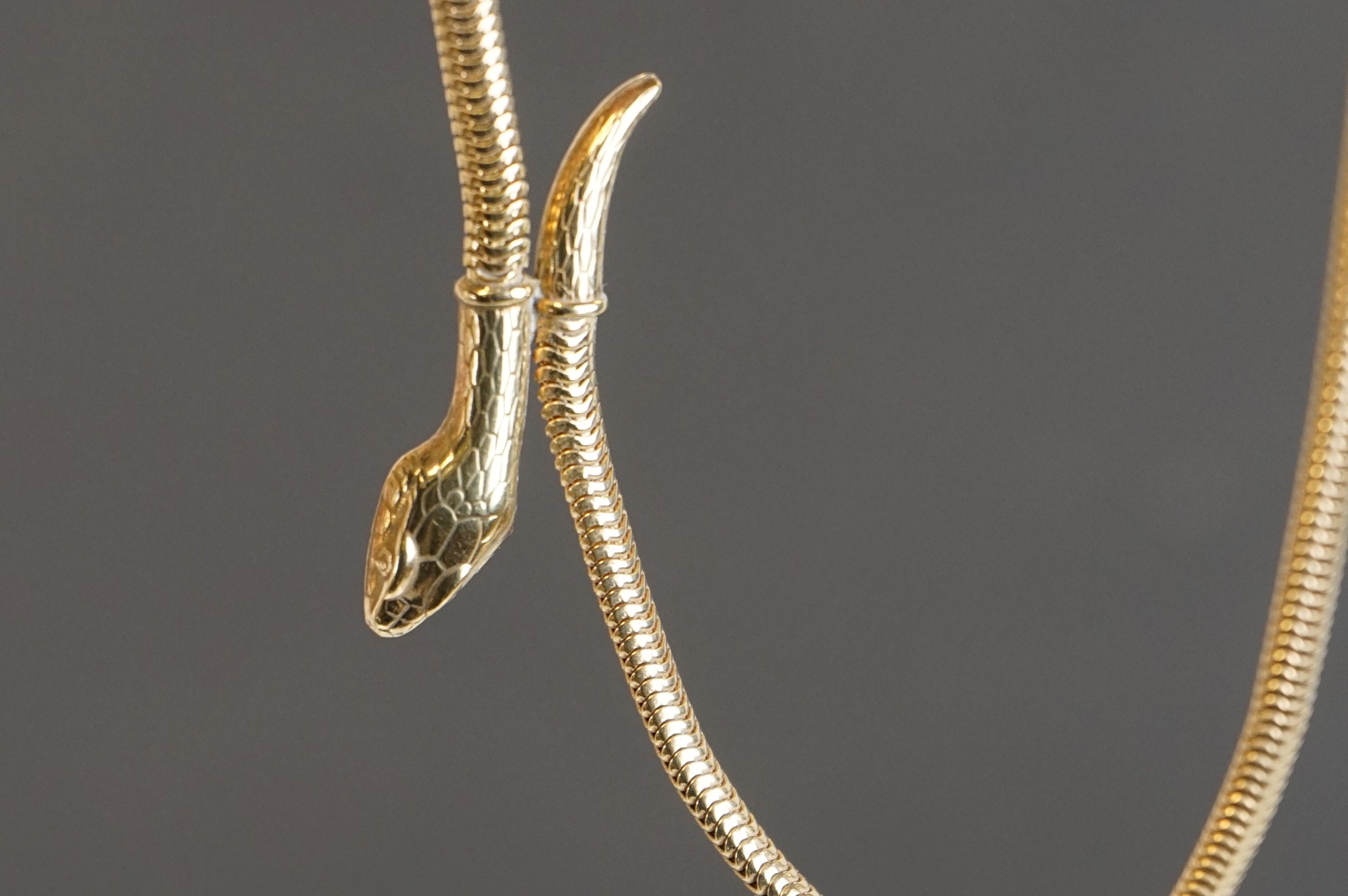 A yellow metal necklace in the form of a snake. - Image 4 of 6