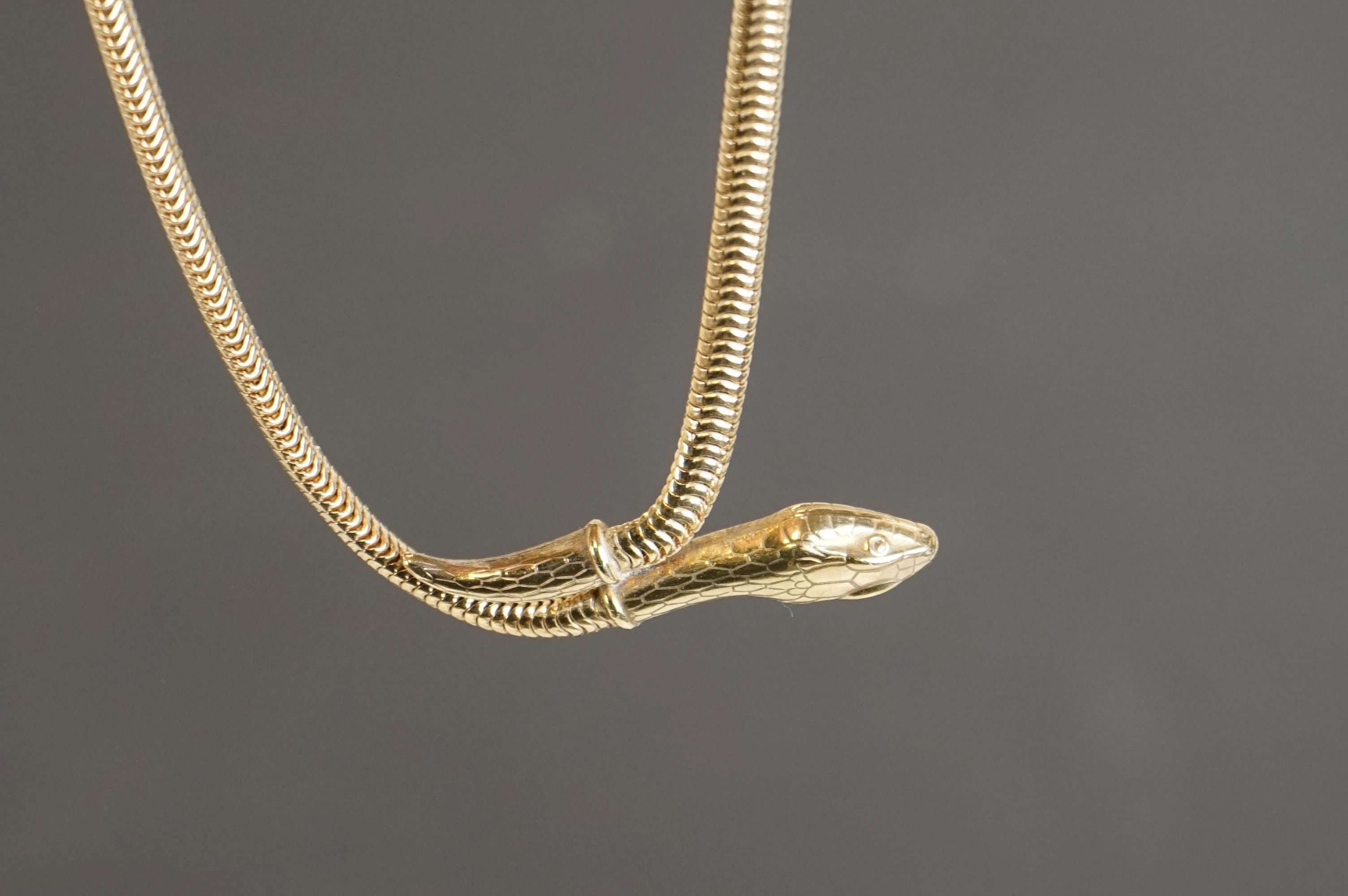 A yellow metal necklace in the form of a snake. - Image 2 of 6