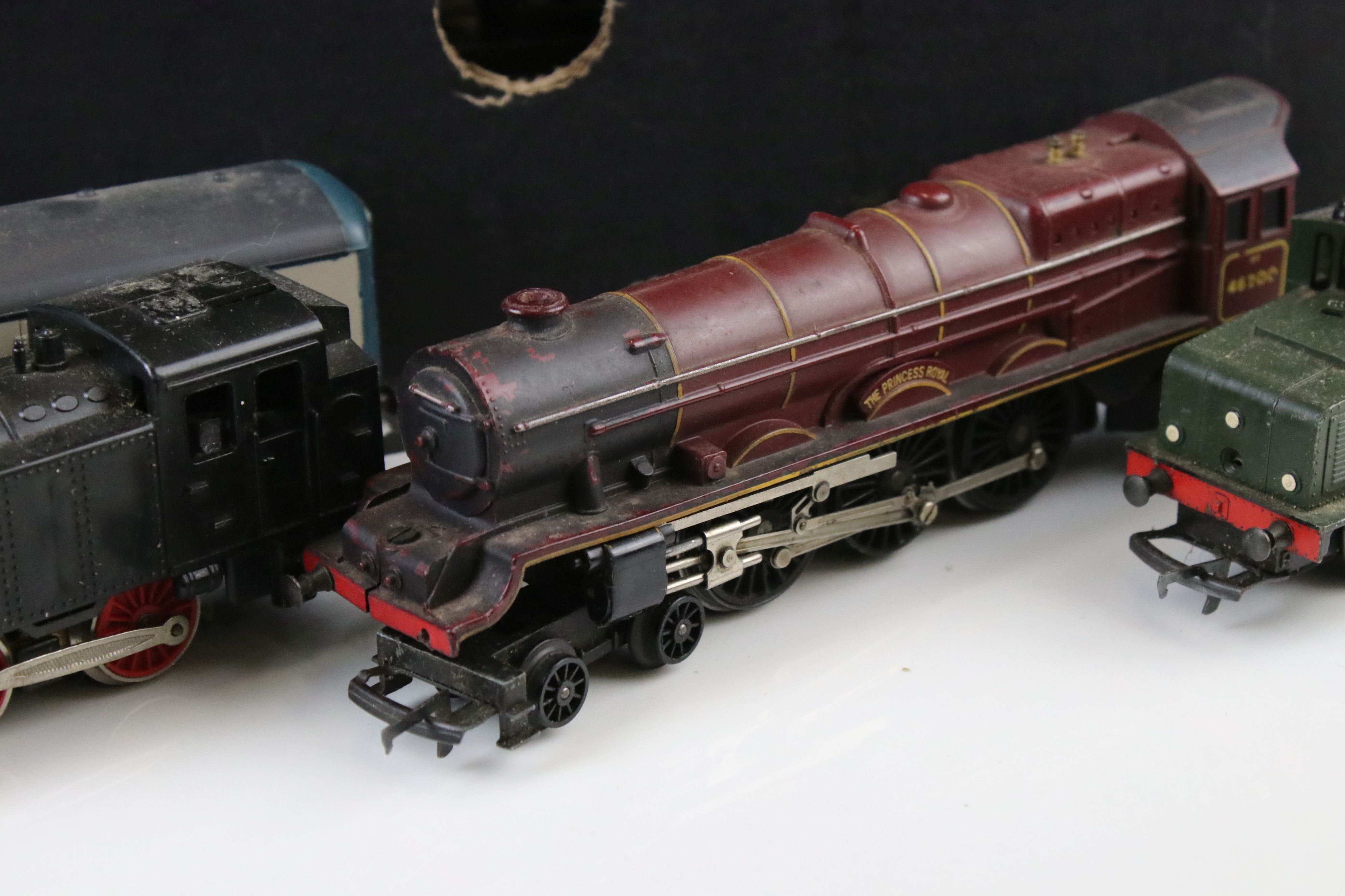 Collection of OO gauge model railway to include 8 x locomotives and 16 x items of rolling stock to - Image 3 of 7