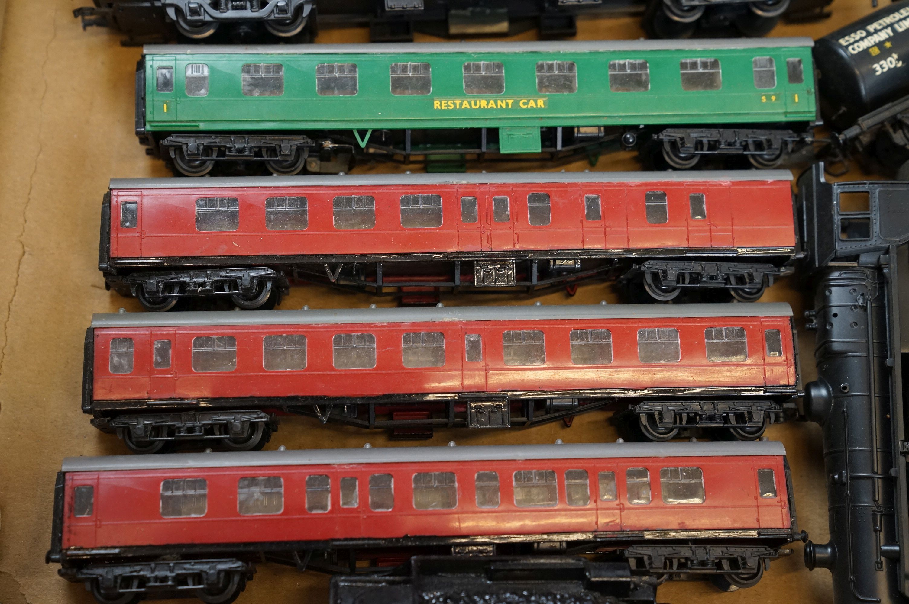 16 OO gauge items of rolling stock to include Hornby and Kitmaster plus a group of plastic kit - Image 8 of 9