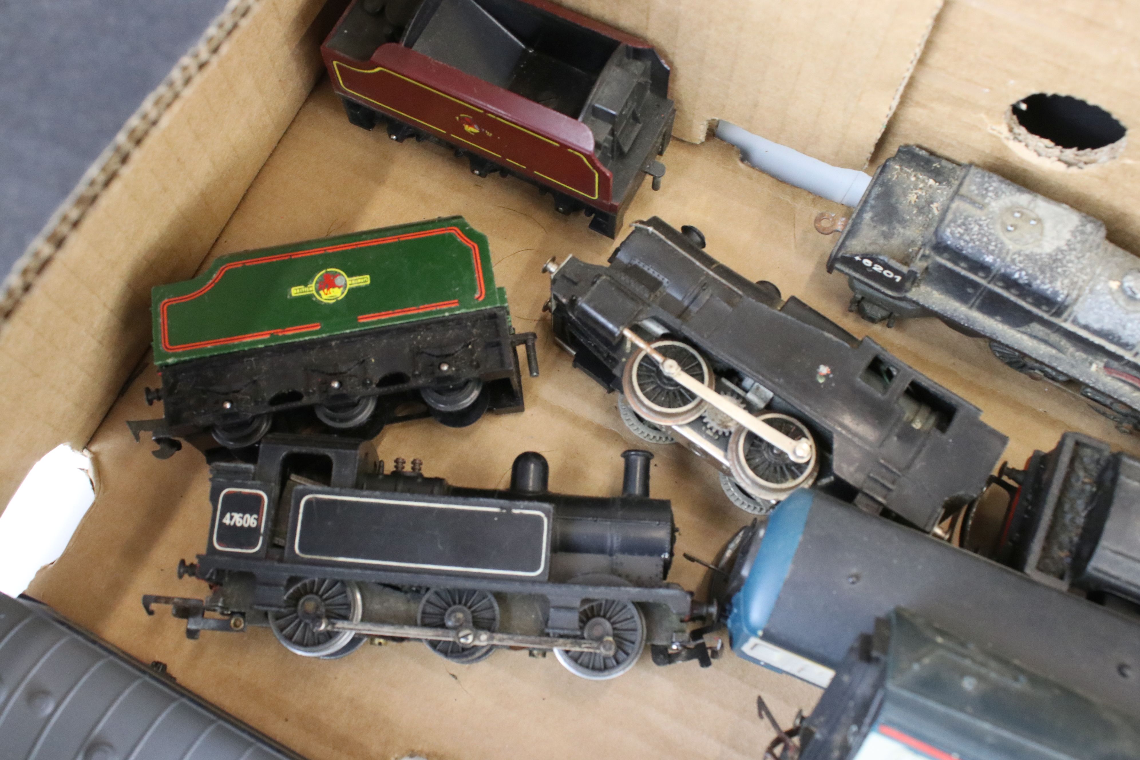 Collection of OO gauge model railway to include 8 x locomotives and 16 x items of rolling stock to - Image 7 of 7