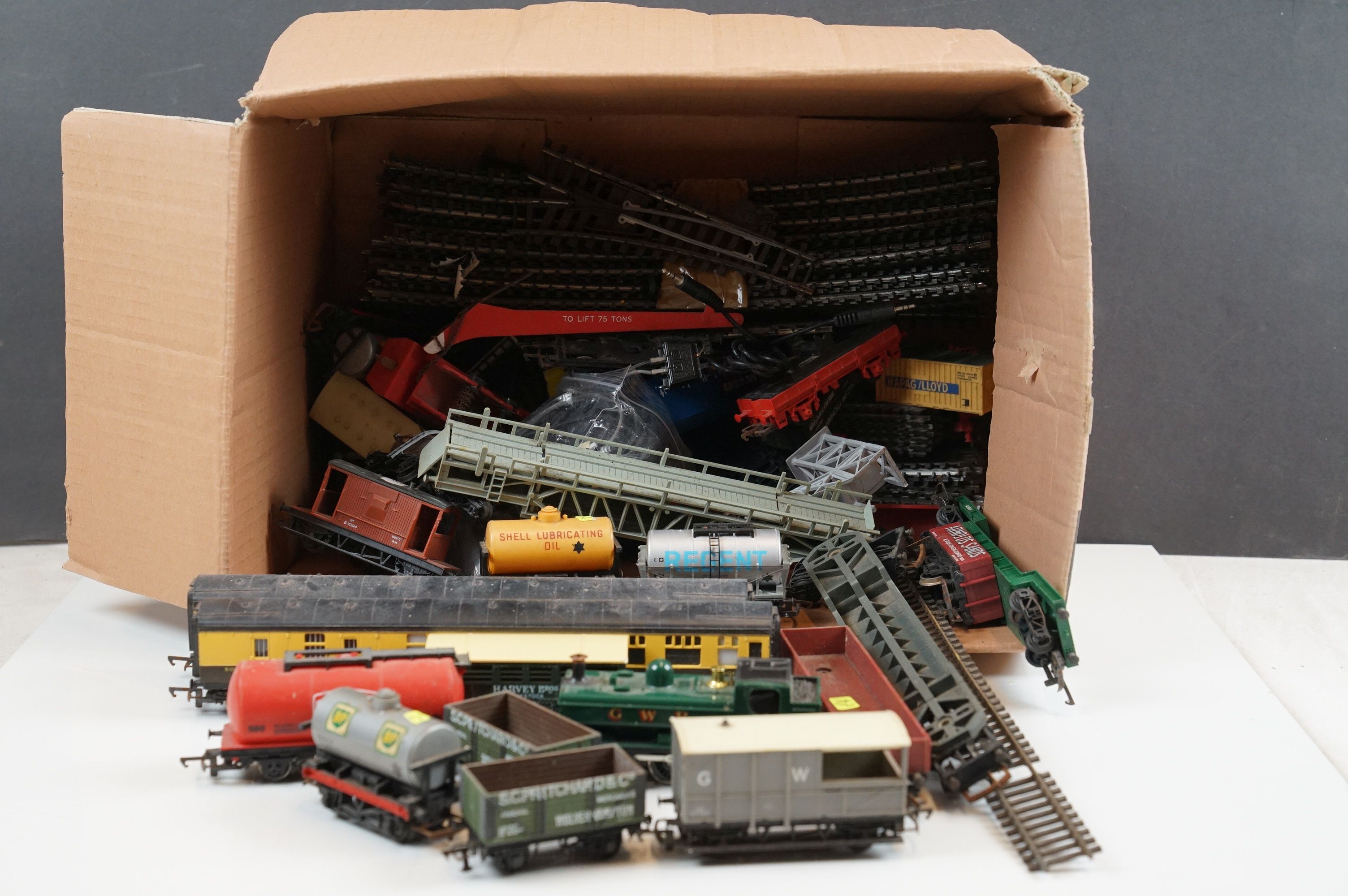 Group of OO gauge model railway to include 23 x items of rolling stock including Triang, Hornby,