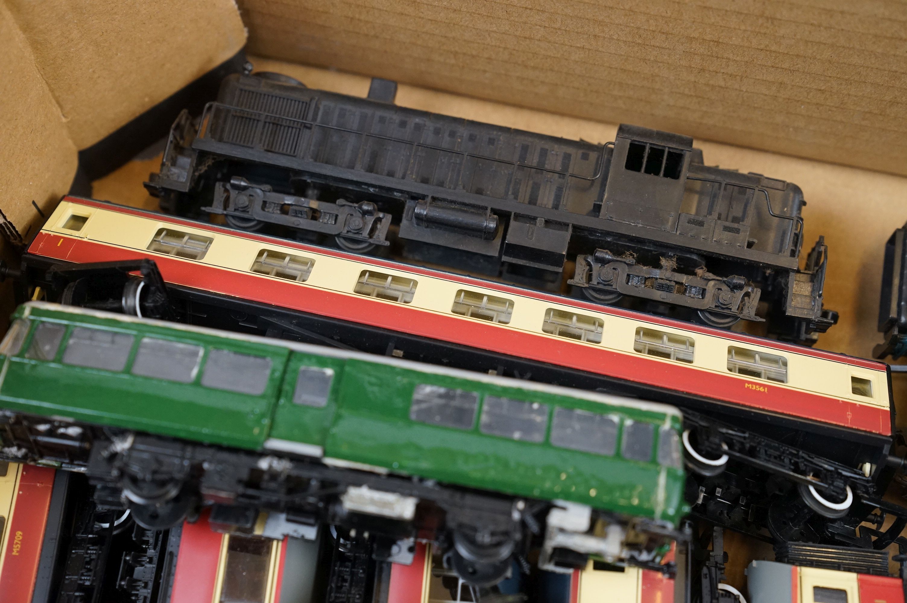 16 OO gauge items of rolling stock to include Hornby and Kitmaster plus a group of plastic kit - Image 6 of 9