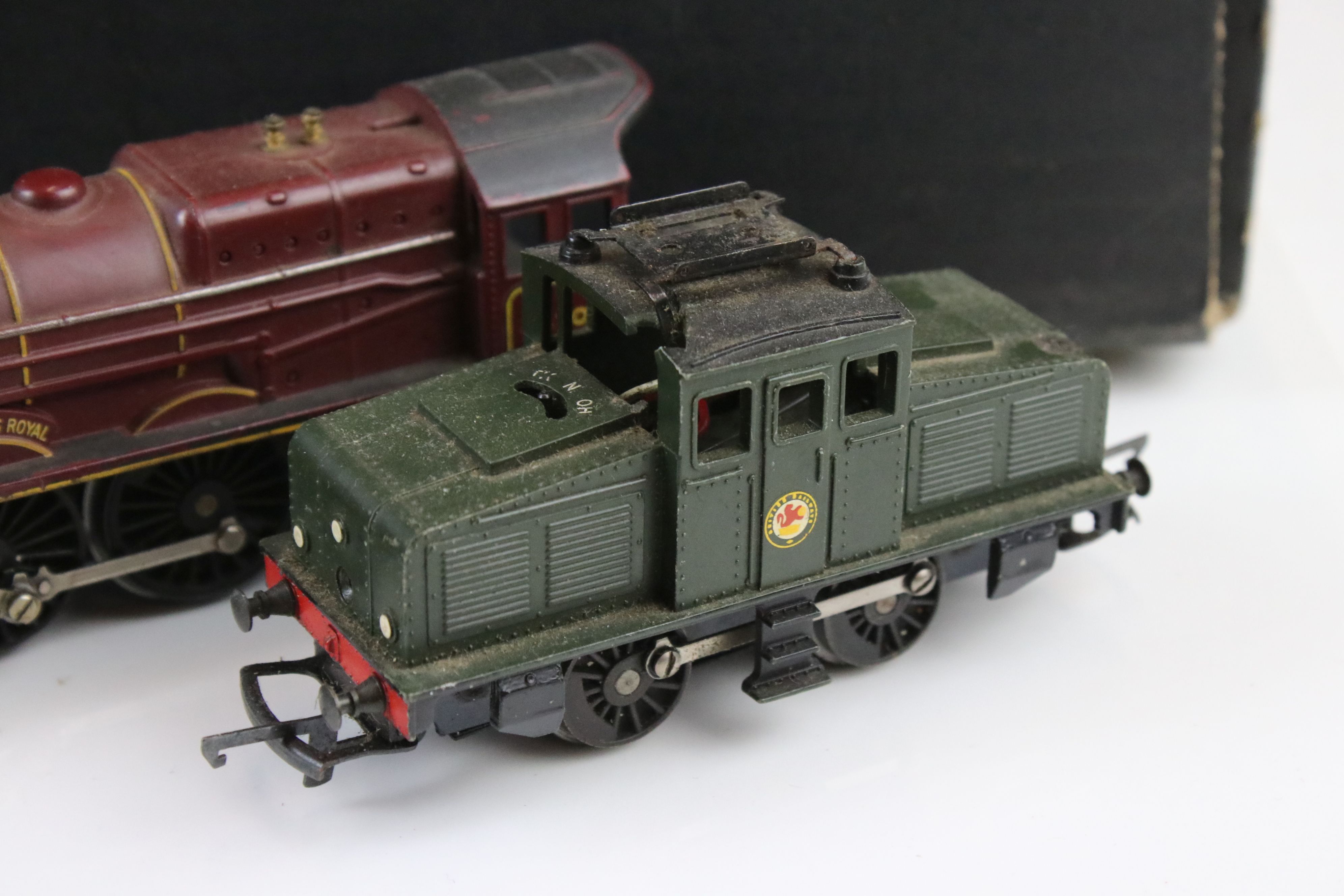 Collection of OO gauge model railway to include 8 x locomotives and 16 x items of rolling stock to - Image 2 of 7