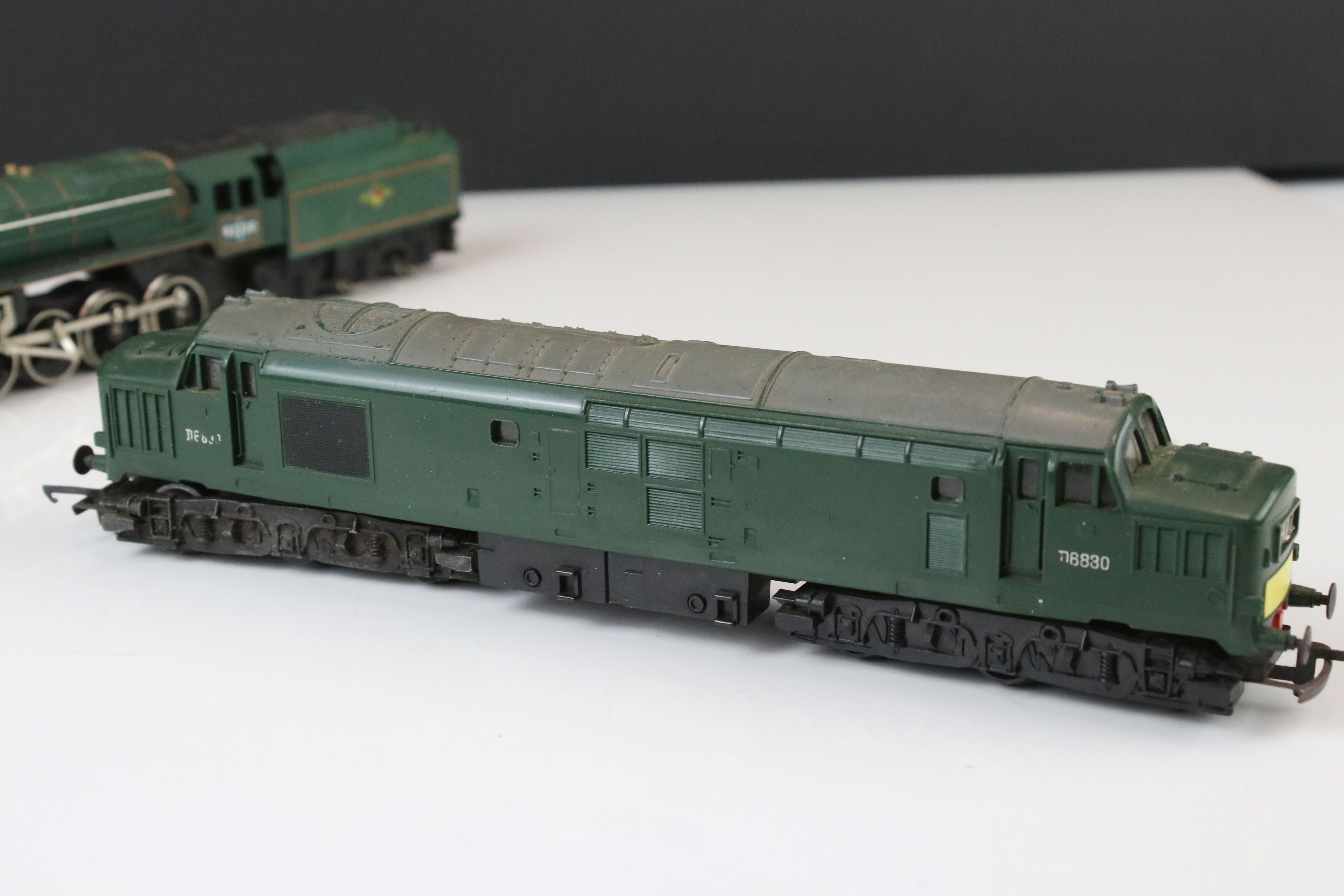 Six OO gauge locomotives to include Triang Hornby Evening Star 2-8-0 with tender etc, some play wear - Image 5 of 7