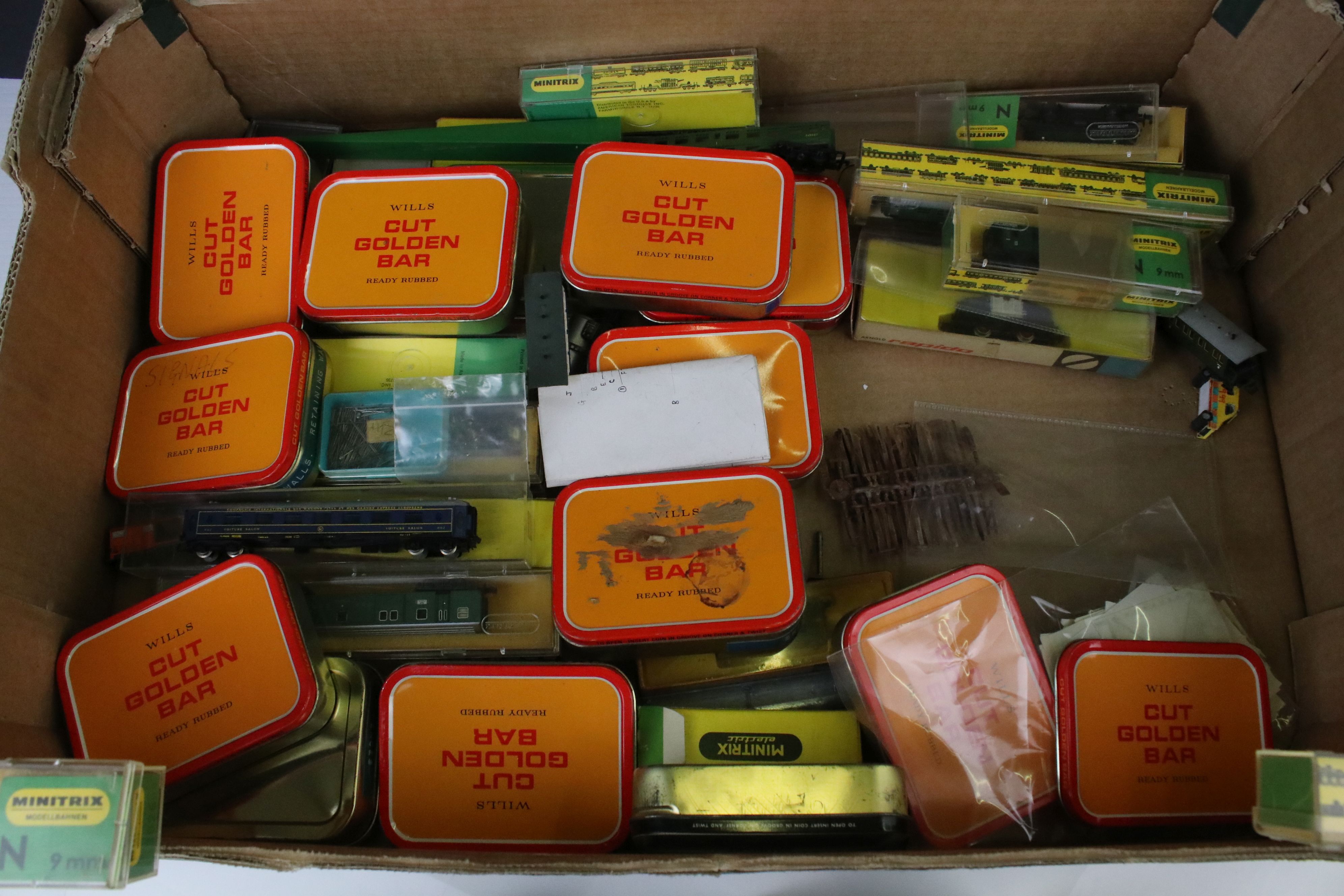 Collection of N gauge model railway to include rolling stock, railcar. locomotive and various - Image 5 of 9