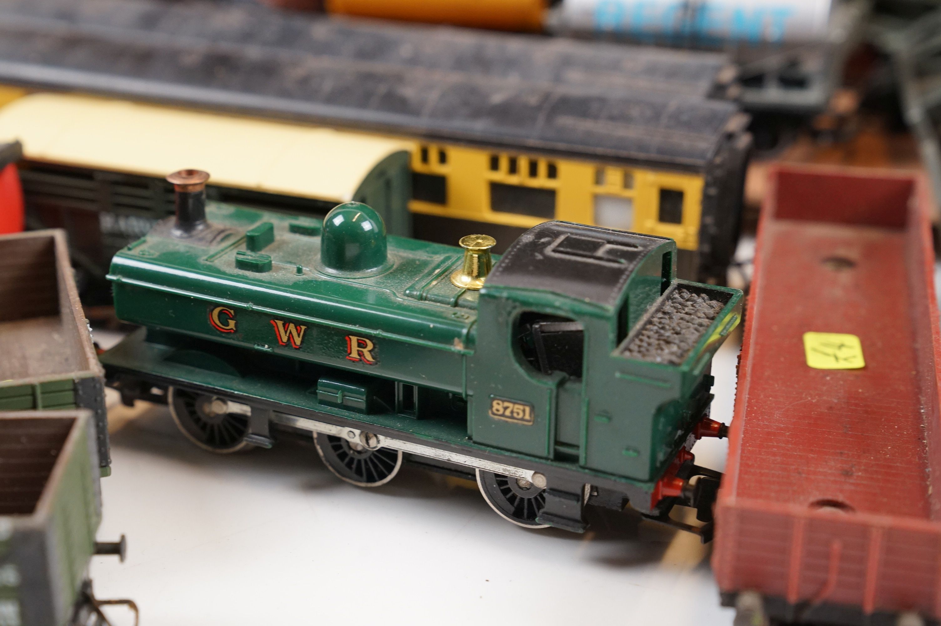 Group of OO gauge model railway to include 23 x items of rolling stock including Triang, Hornby, - Image 3 of 8