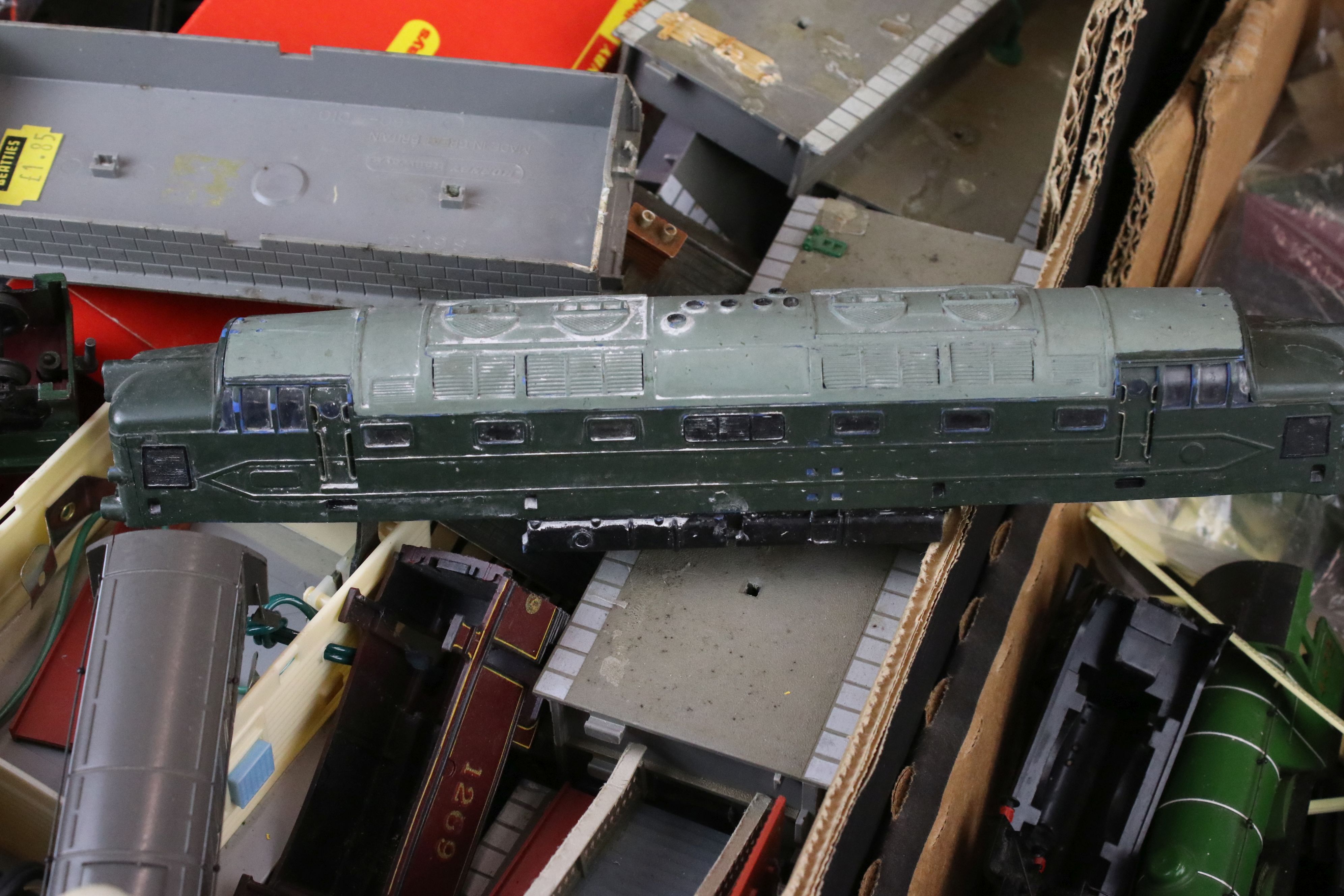 Collection of OO gauge model railway to include locomotives, various rolling stock, platform, - Image 6 of 9