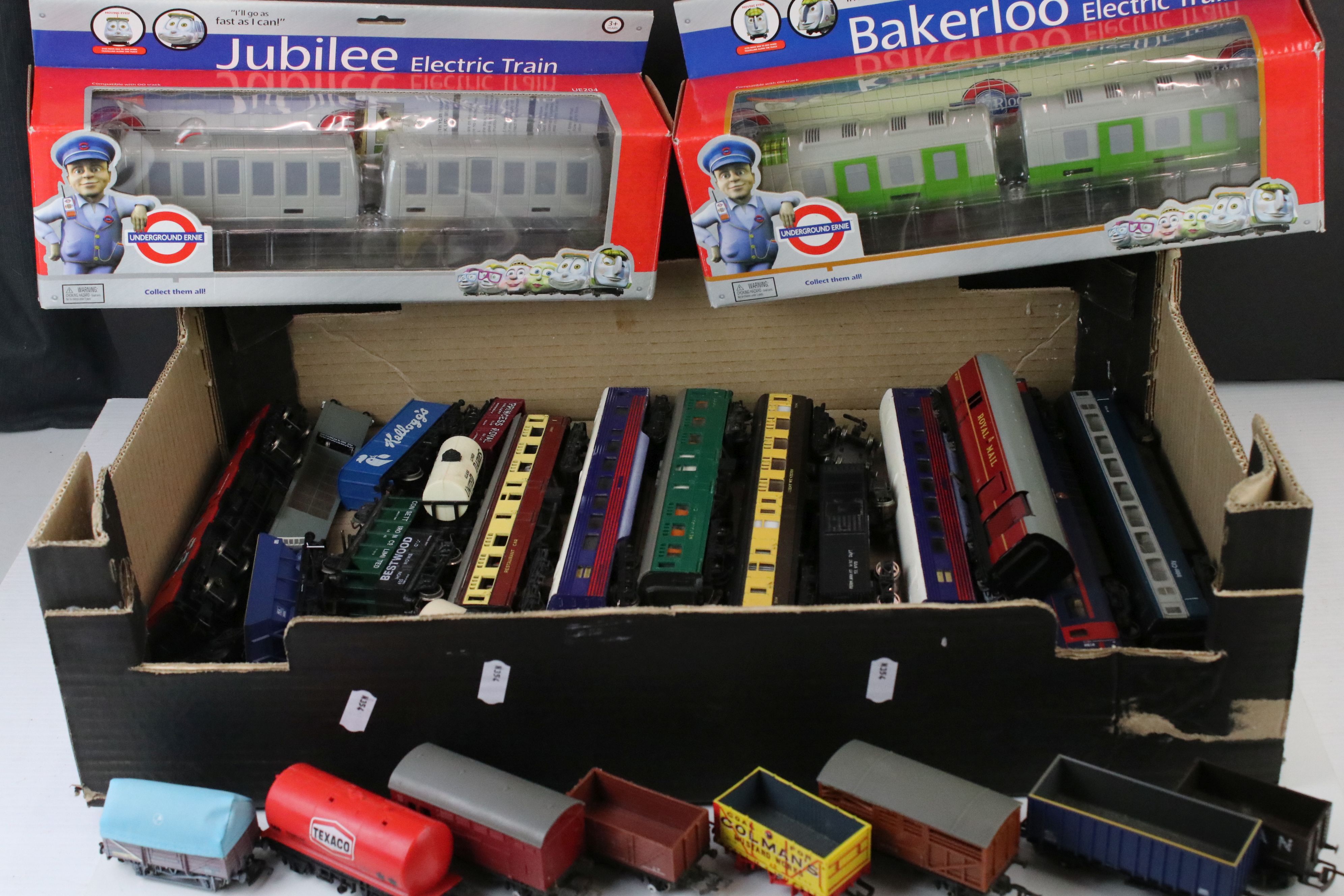 29 OO gauge items of rolling stock to include Hornby, Triang and Bachmann featuring coaches, Royal