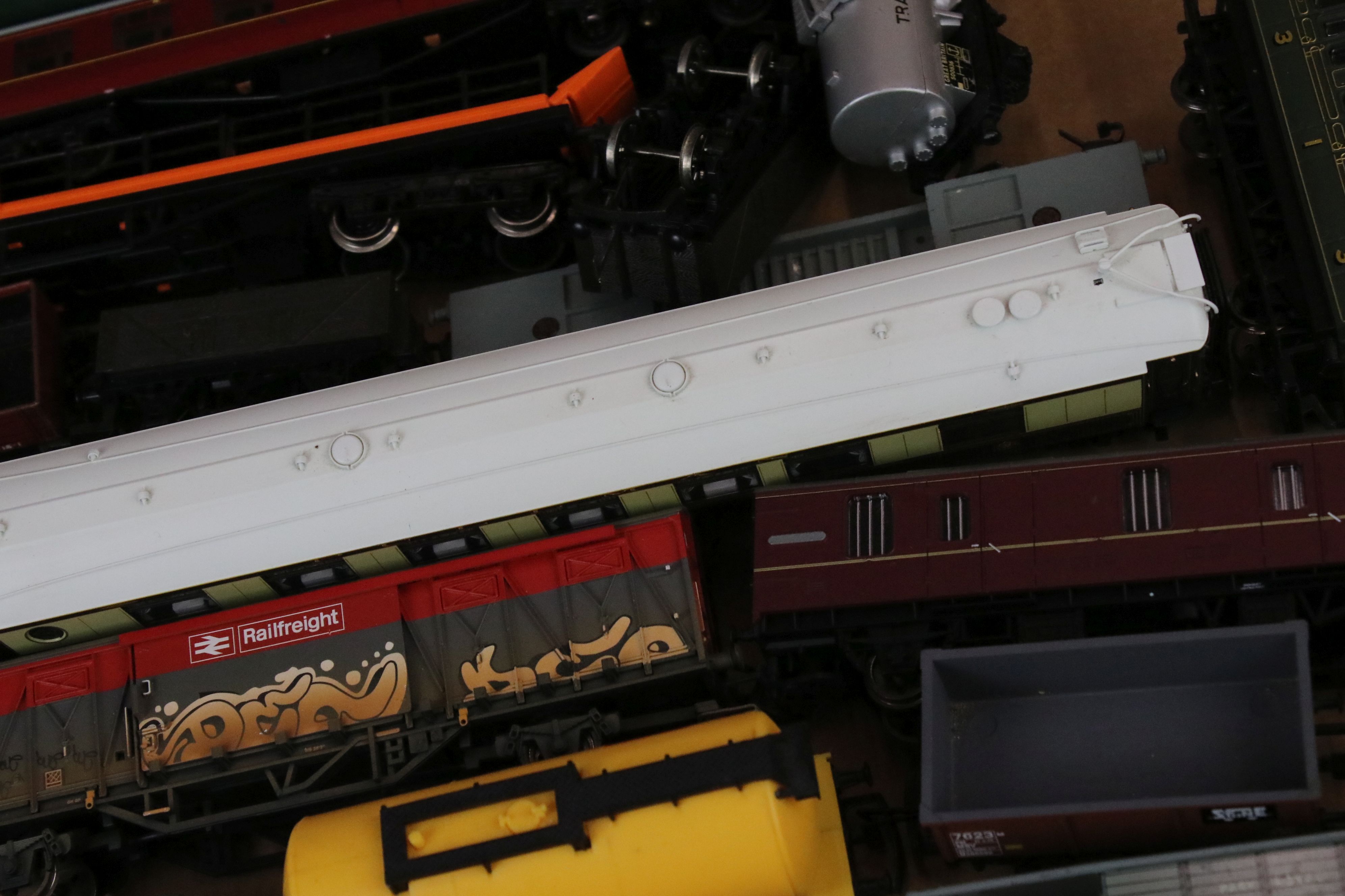 35 Hornby OO gauge items of rolling stock in vg condition to include crane, coaches and wagons - Image 6 of 7