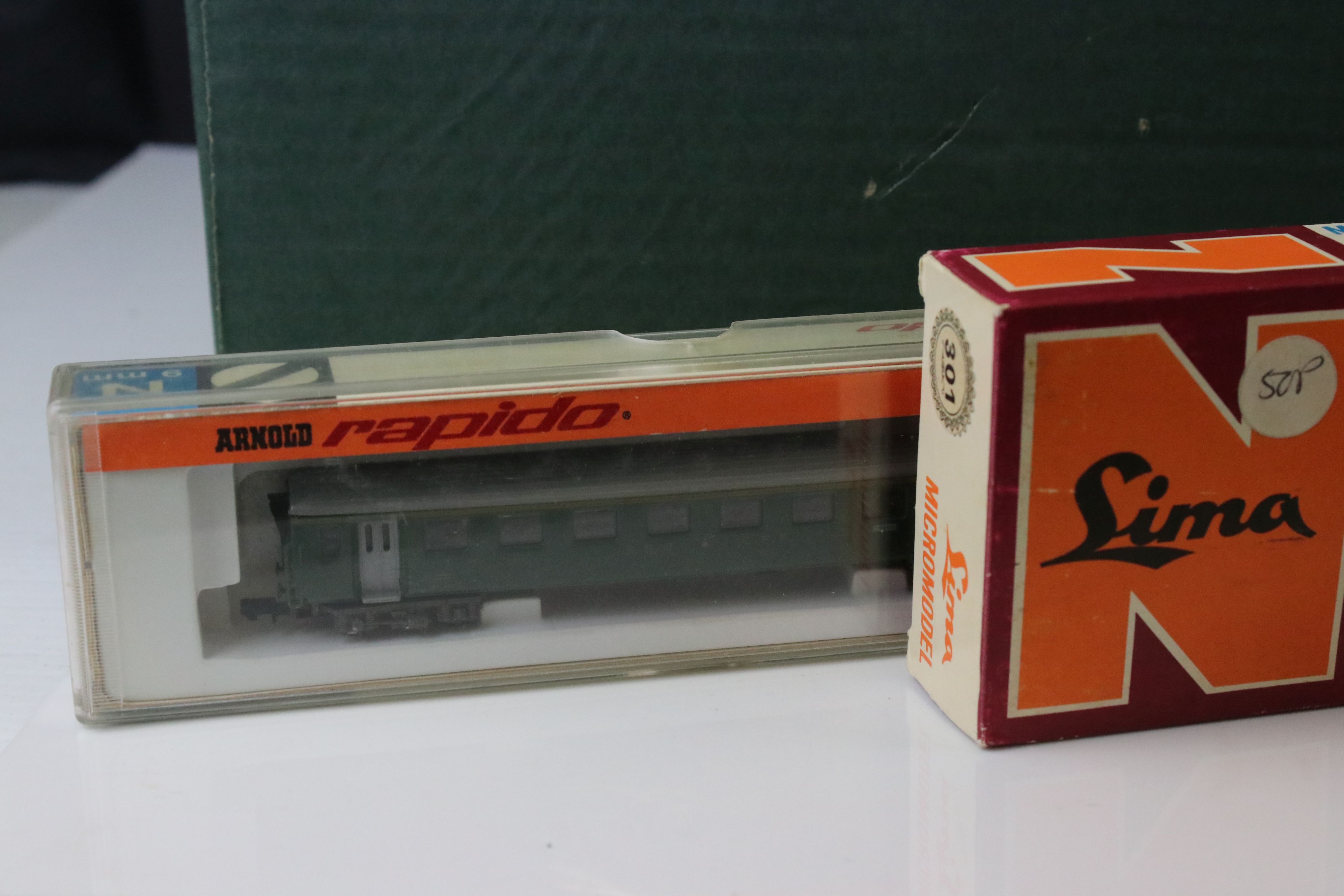 Collection of N gauge model railway to include rolling stock, railcar. locomotive and various - Image 2 of 9