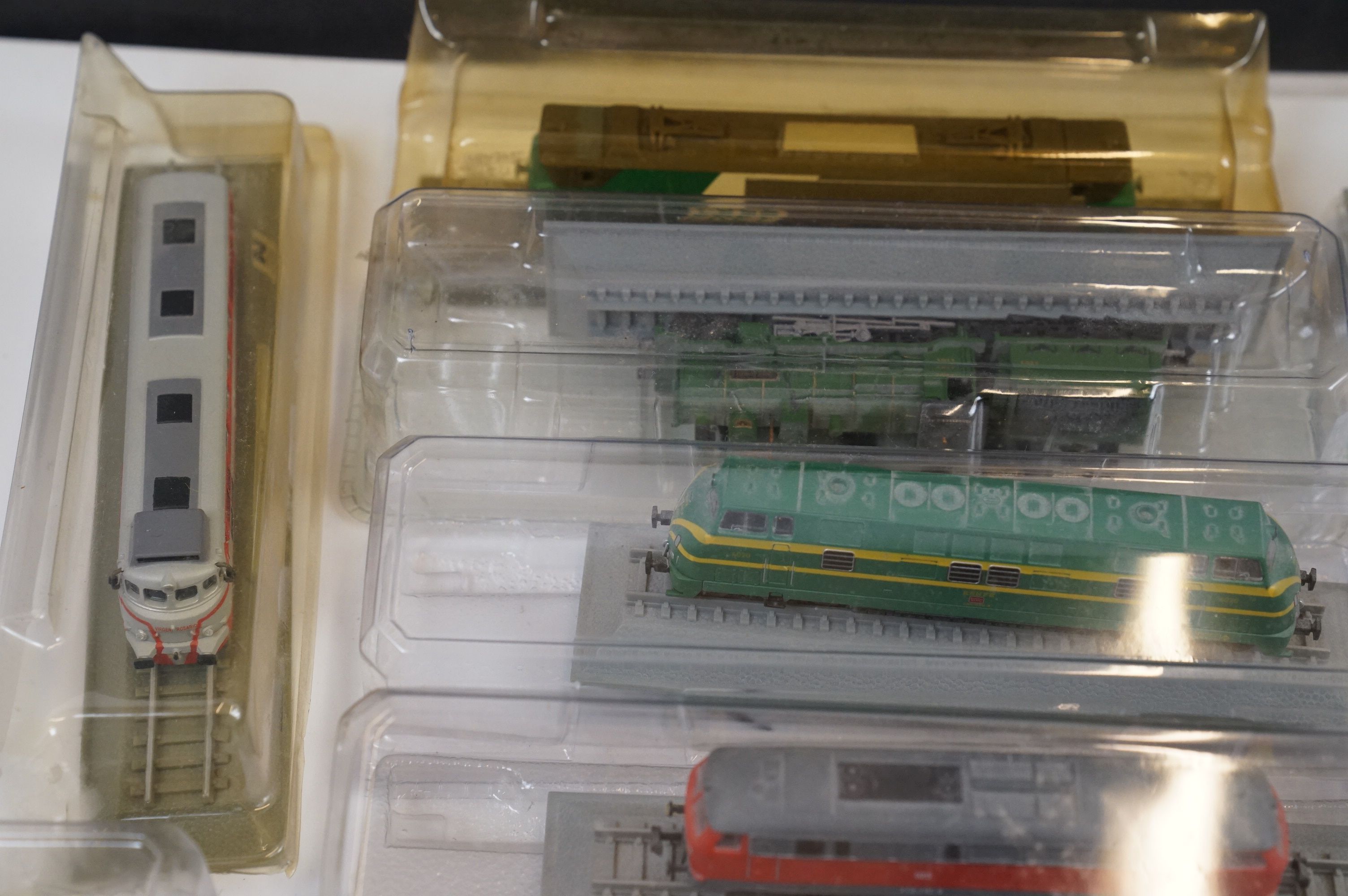 23 Boxed Del Prado model locomotives on stands - Image 5 of 8