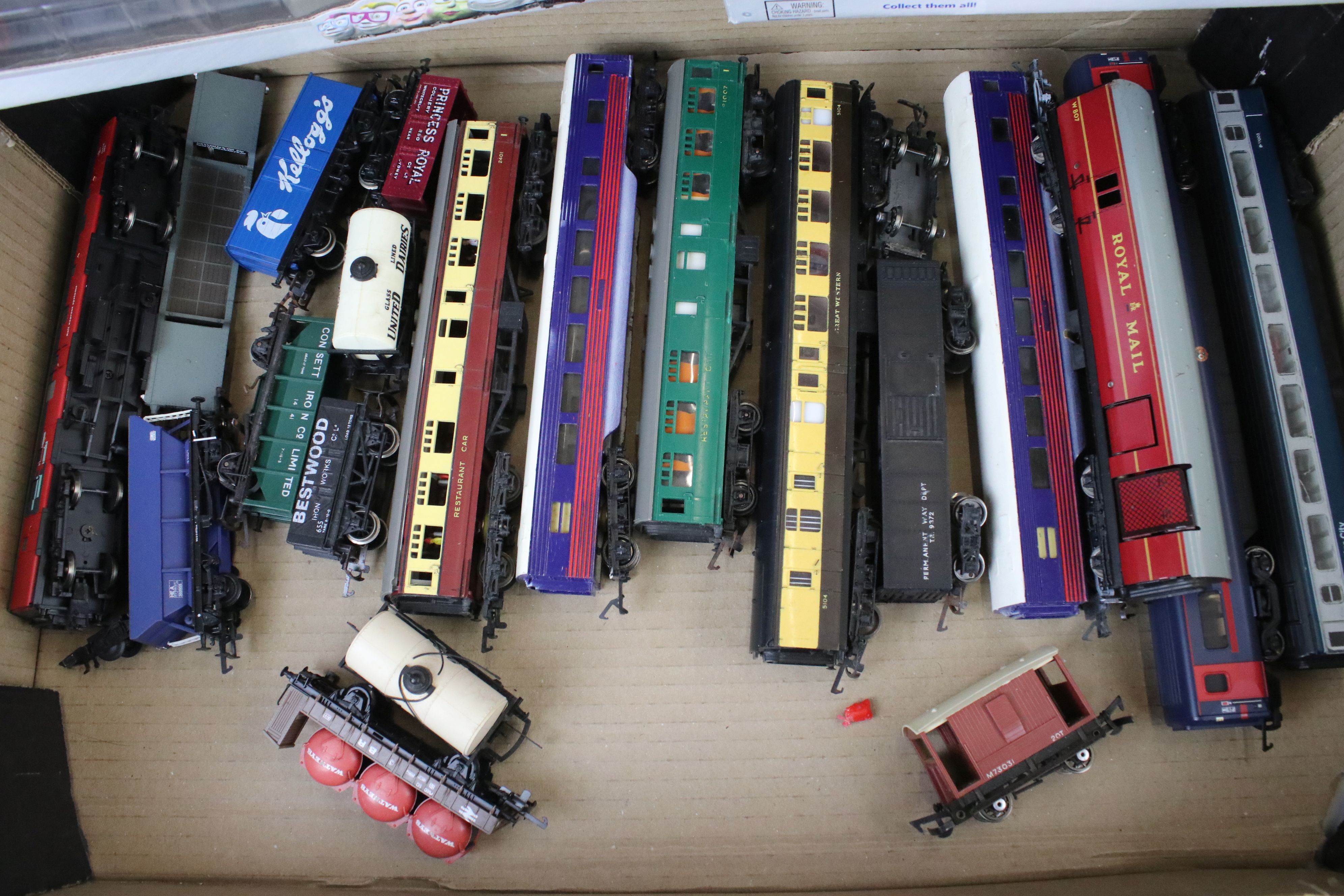 29 OO gauge items of rolling stock to include Hornby, Triang and Bachmann featuring coaches, Royal - Image 7 of 7