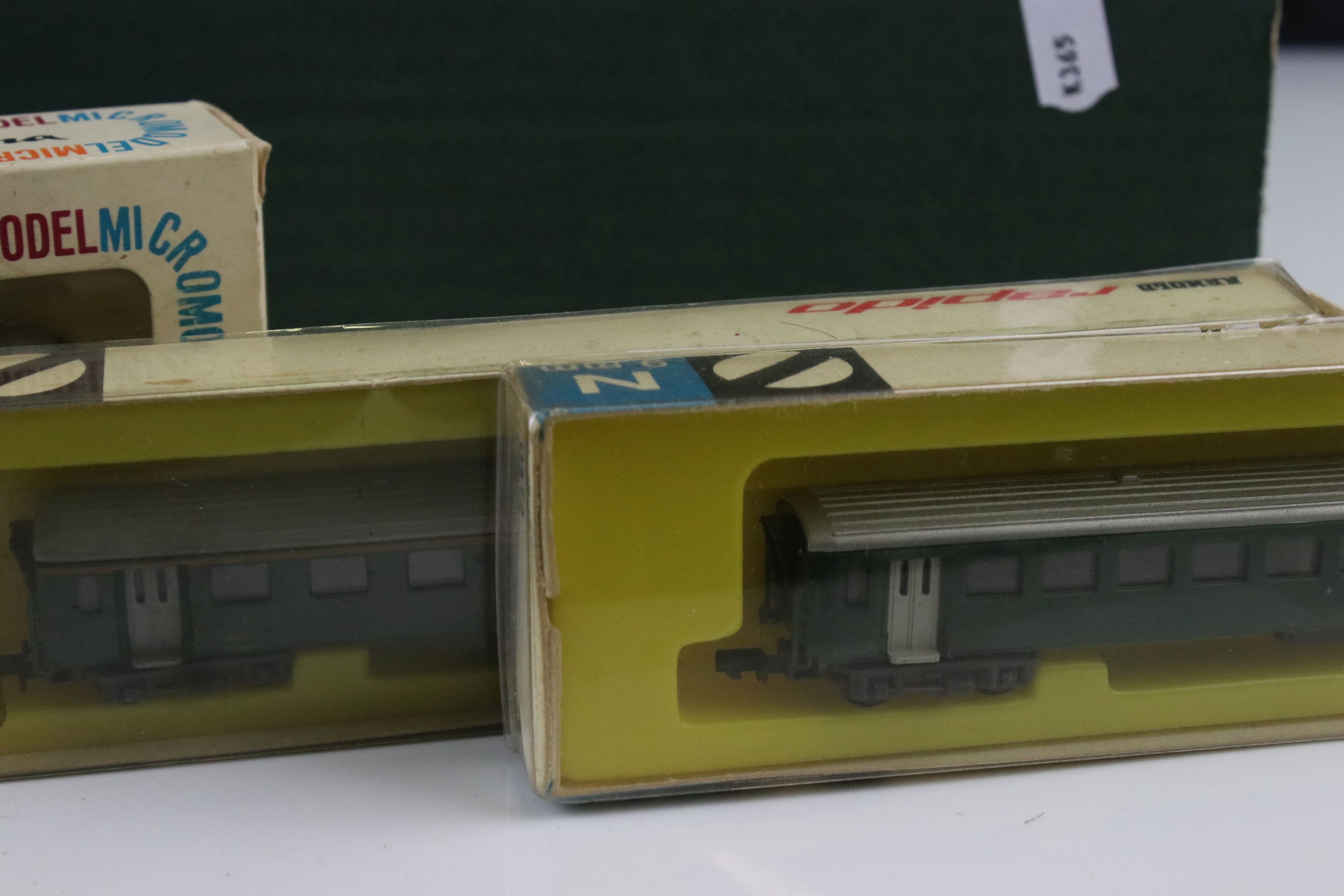 Collection of N gauge model railway to include rolling stock, railcar. locomotive and various - Image 4 of 9