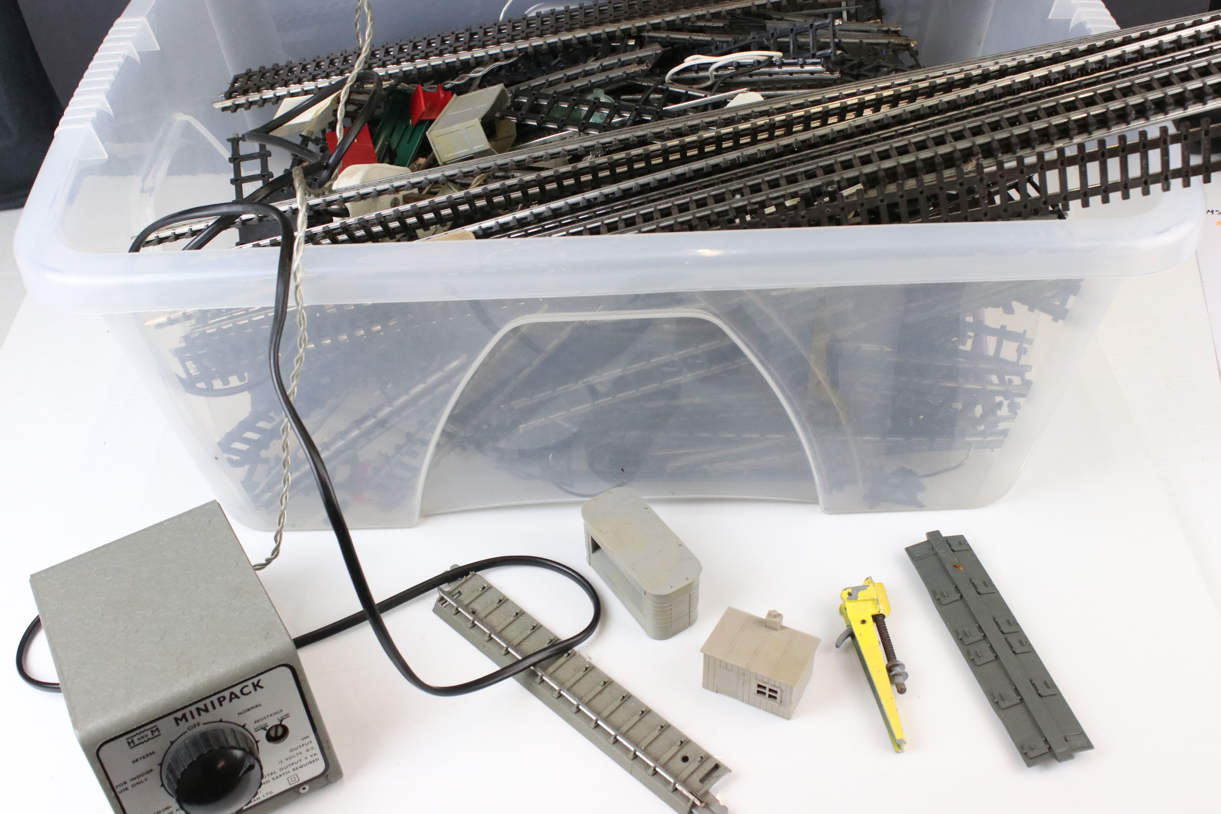 Quantity of OO gauge model railway track plus small accessory parts