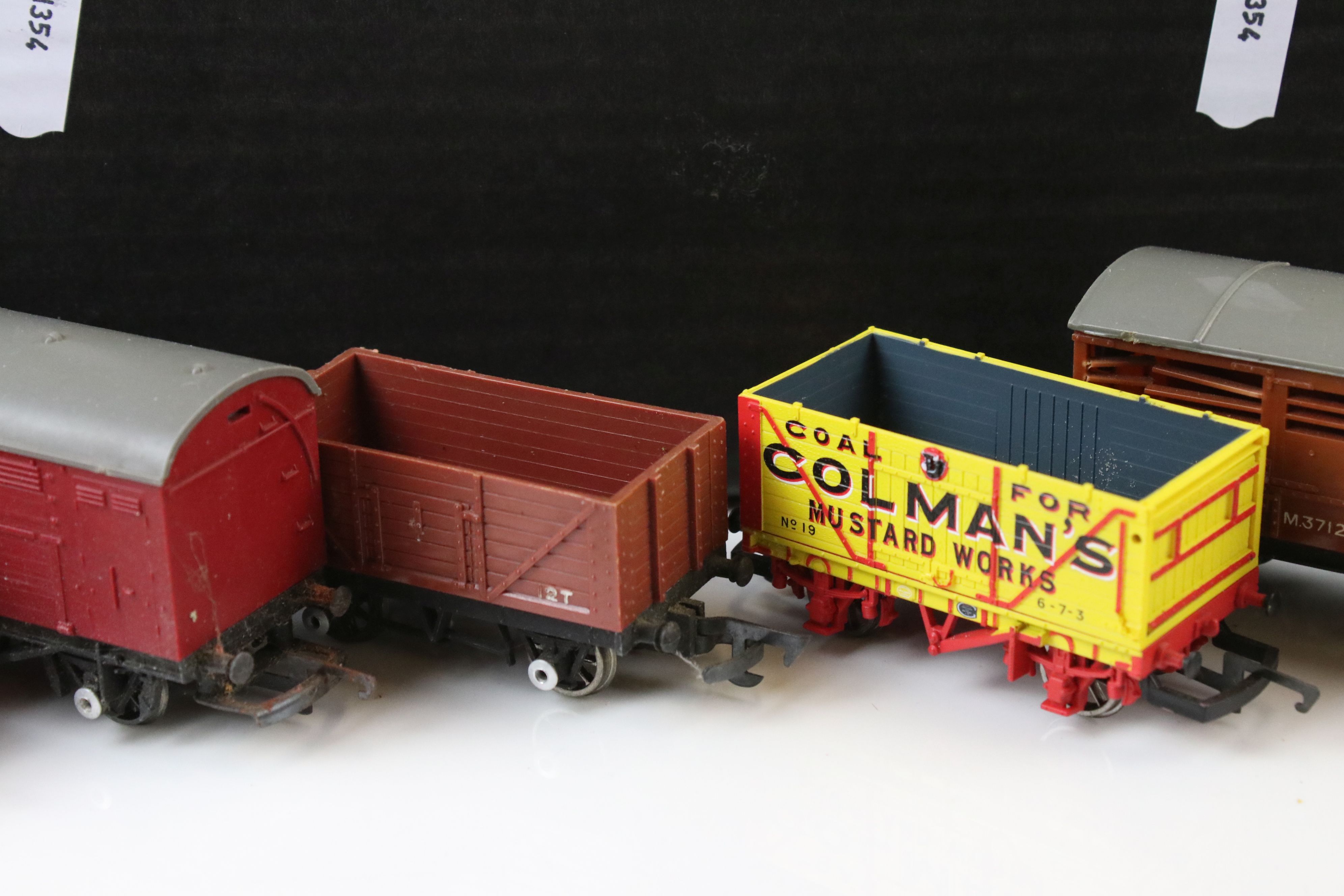 29 OO gauge items of rolling stock to include Hornby, Triang and Bachmann featuring coaches, Royal - Image 5 of 7