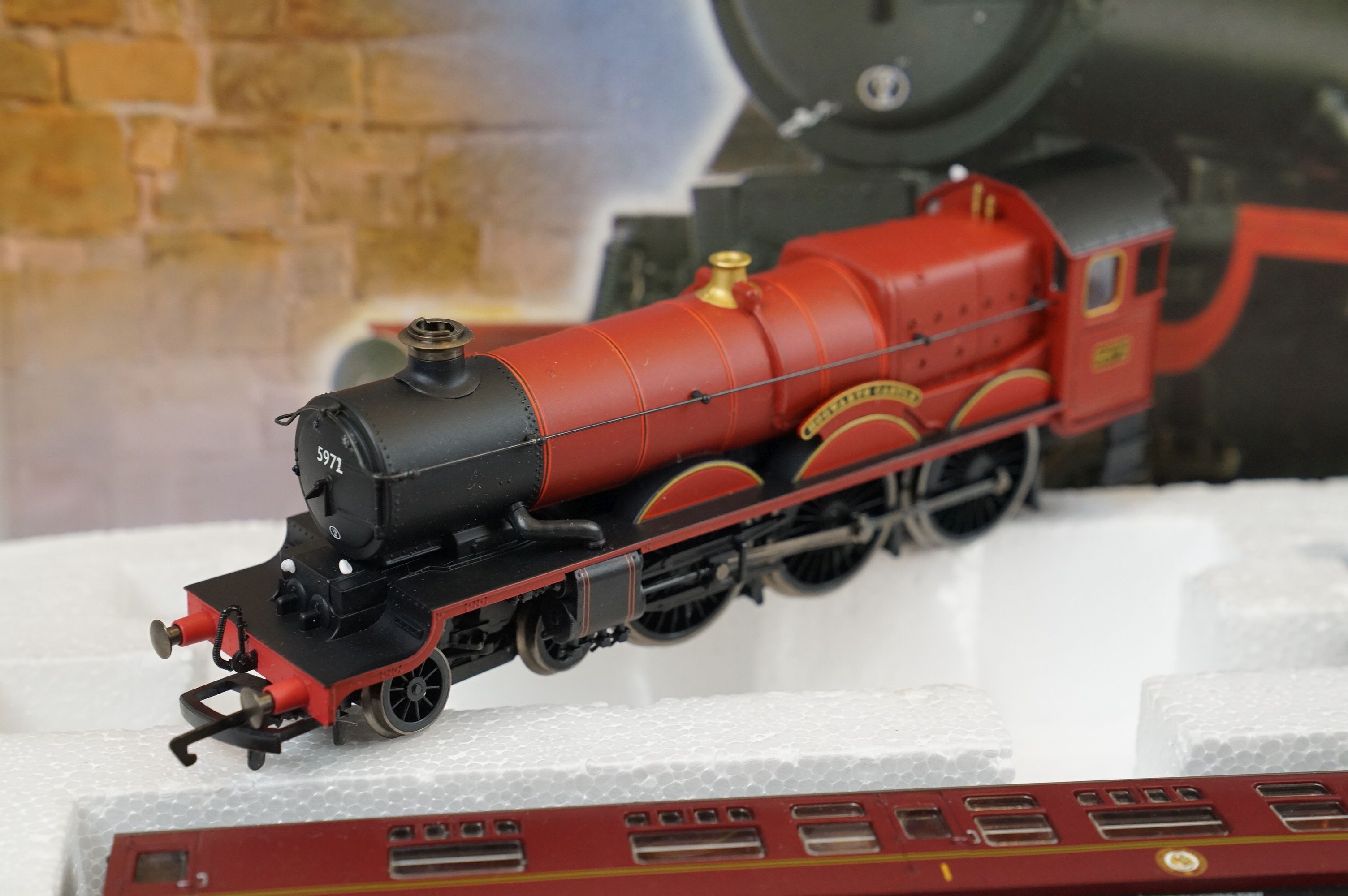 Boxed Hornby Harry Potter and the Chamber of Secrets R1033 Hogwarts Express electric train set - Image 5 of 9