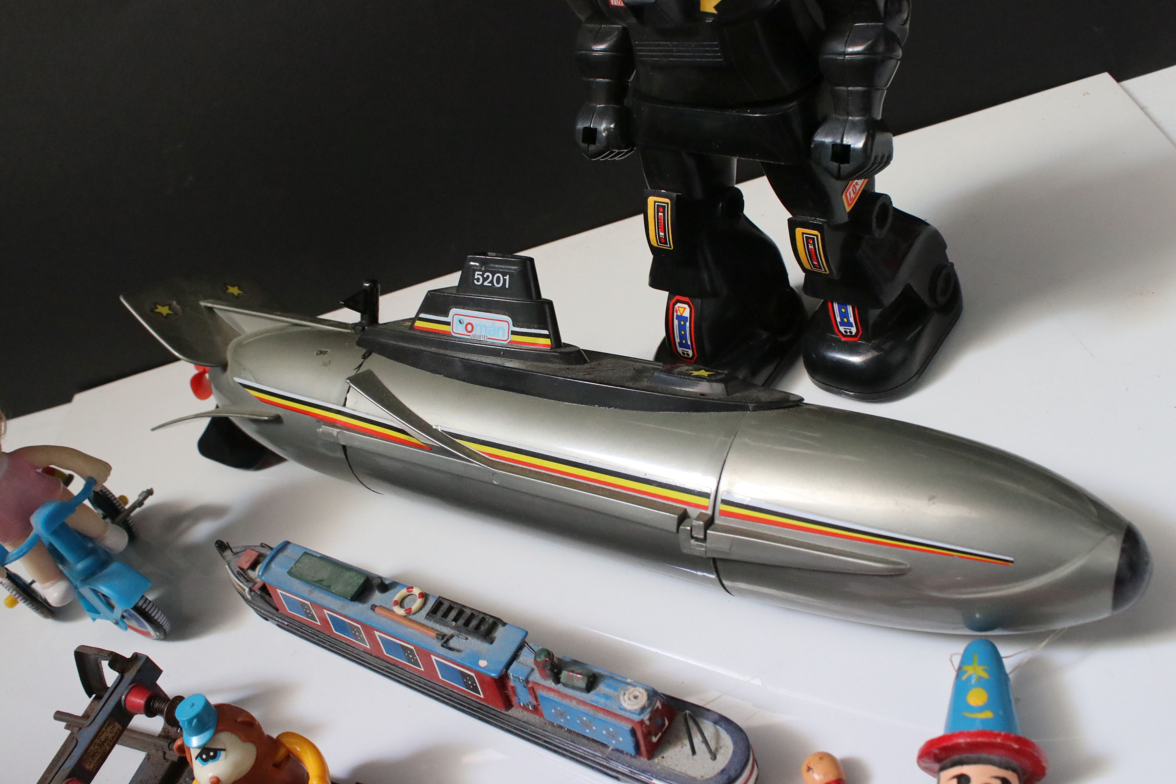 Group of mixed toys to include wooden puppets, plastic robot, plastic submarine etc - Image 5 of 6