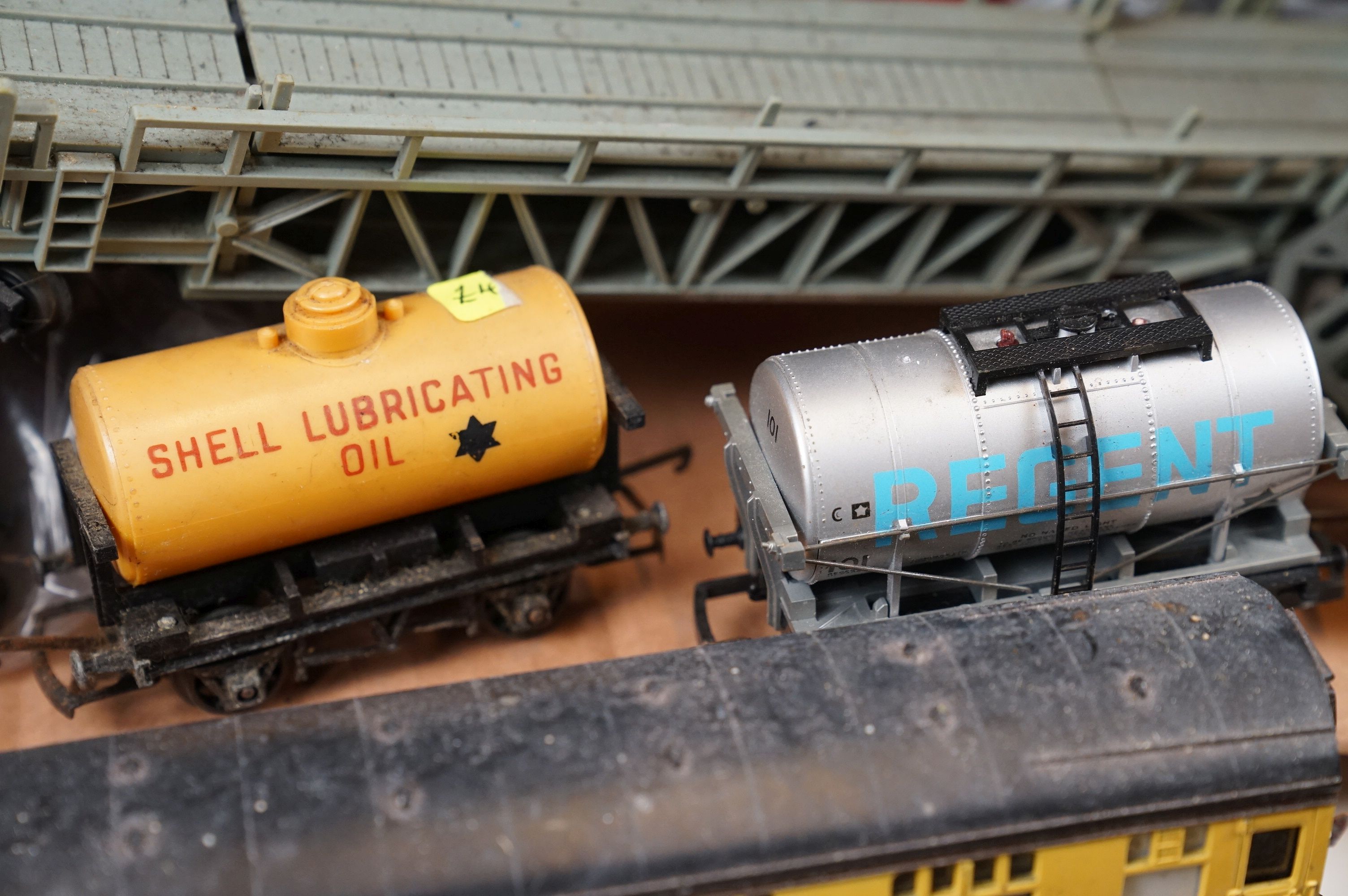 Group of OO gauge model railway to include 23 x items of rolling stock including Triang, Hornby, - Image 5 of 8