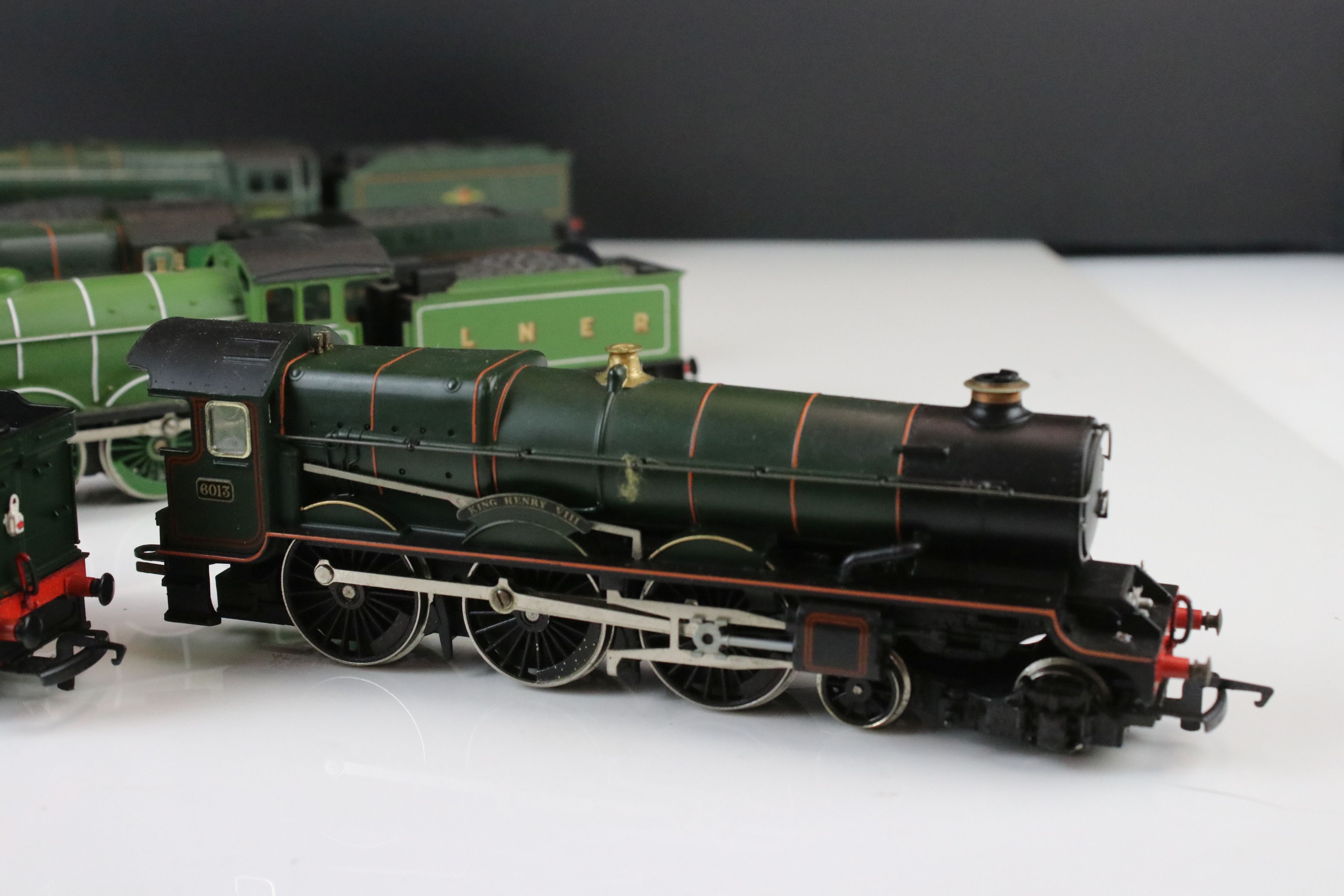 Five OO gauge locomotives with tenders (some unrelated) to include Hornby Stowe 4-4-0, Hornby King - Image 2 of 10