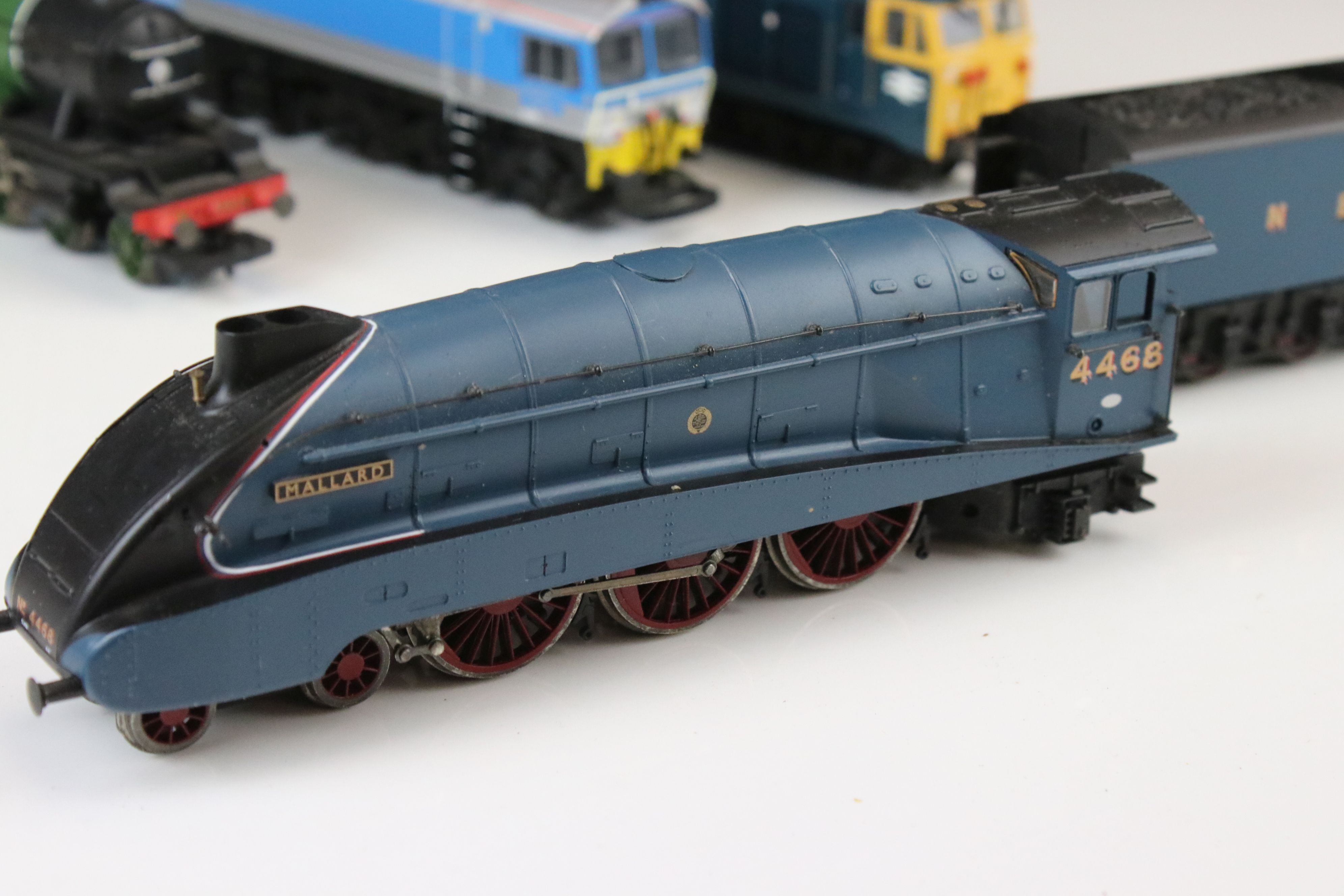 Four OO gauge locomotives to include 3 x Hornby (Flying Scotsman, Yeoman Kenneth J Painter & - Image 4 of 14