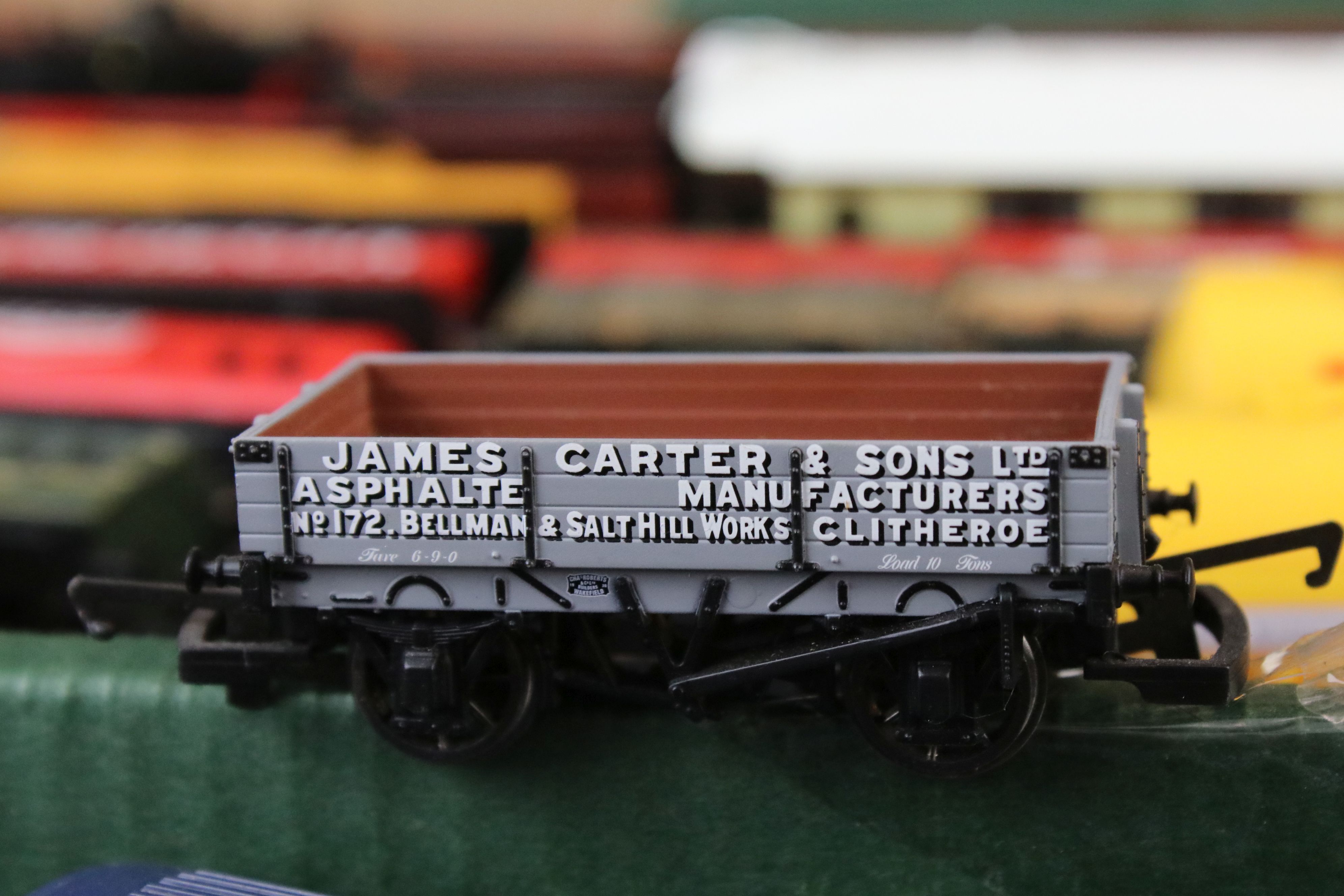 35 Hornby OO gauge items of rolling stock in vg condition to include crane, coaches and wagons - Image 4 of 7